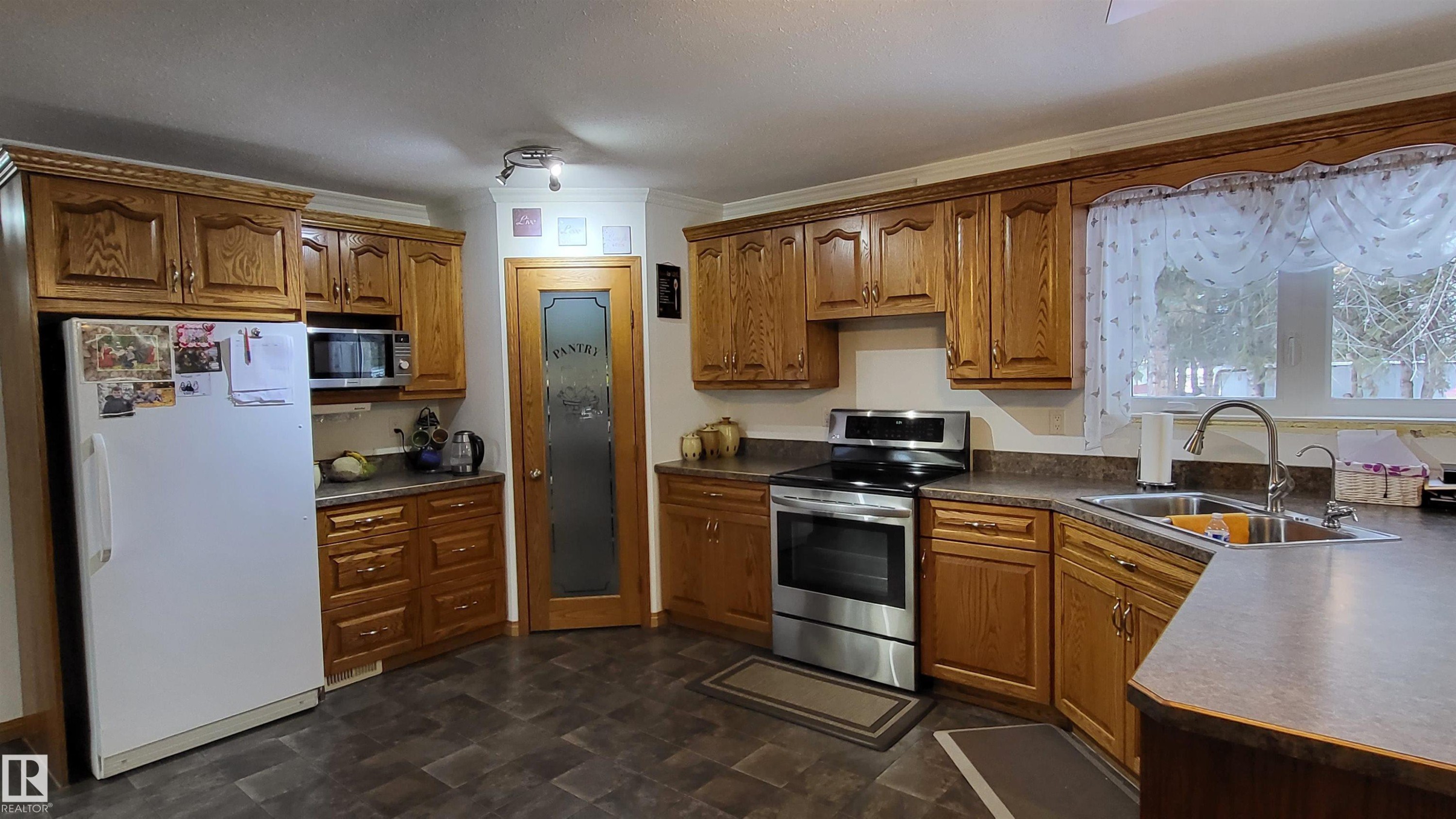 151042 Twp Rd 562, Rural Two Hills County, AB - Indoor Photo Showing Kitchen With Double Sink