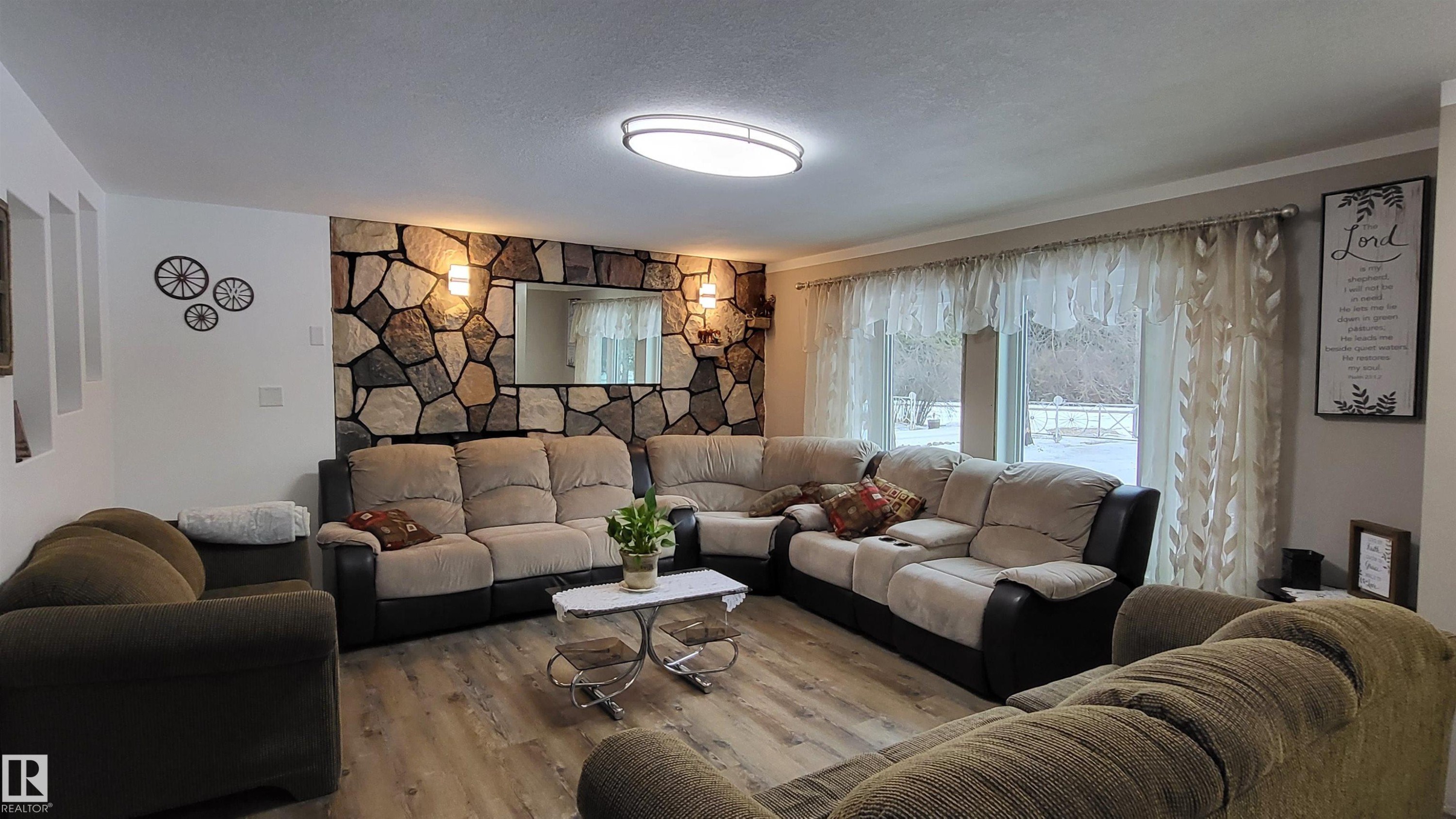 151042 Twp Rd 562, Rural Two Hills County, AB - Indoor Photo Showing Living Room