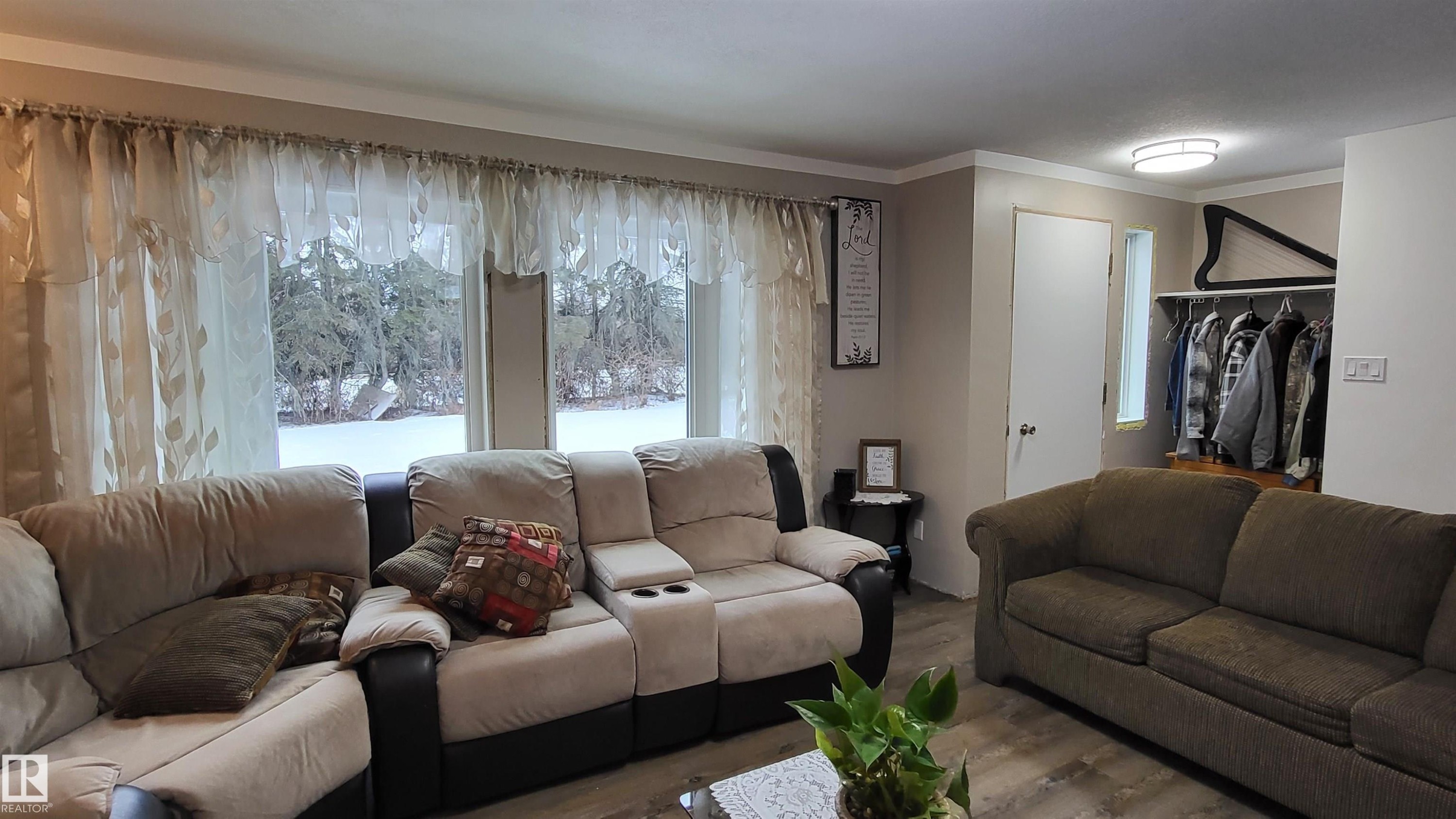 151042 Twp Rd 562, Rural Two Hills County, AB - Indoor Photo Showing Living Room