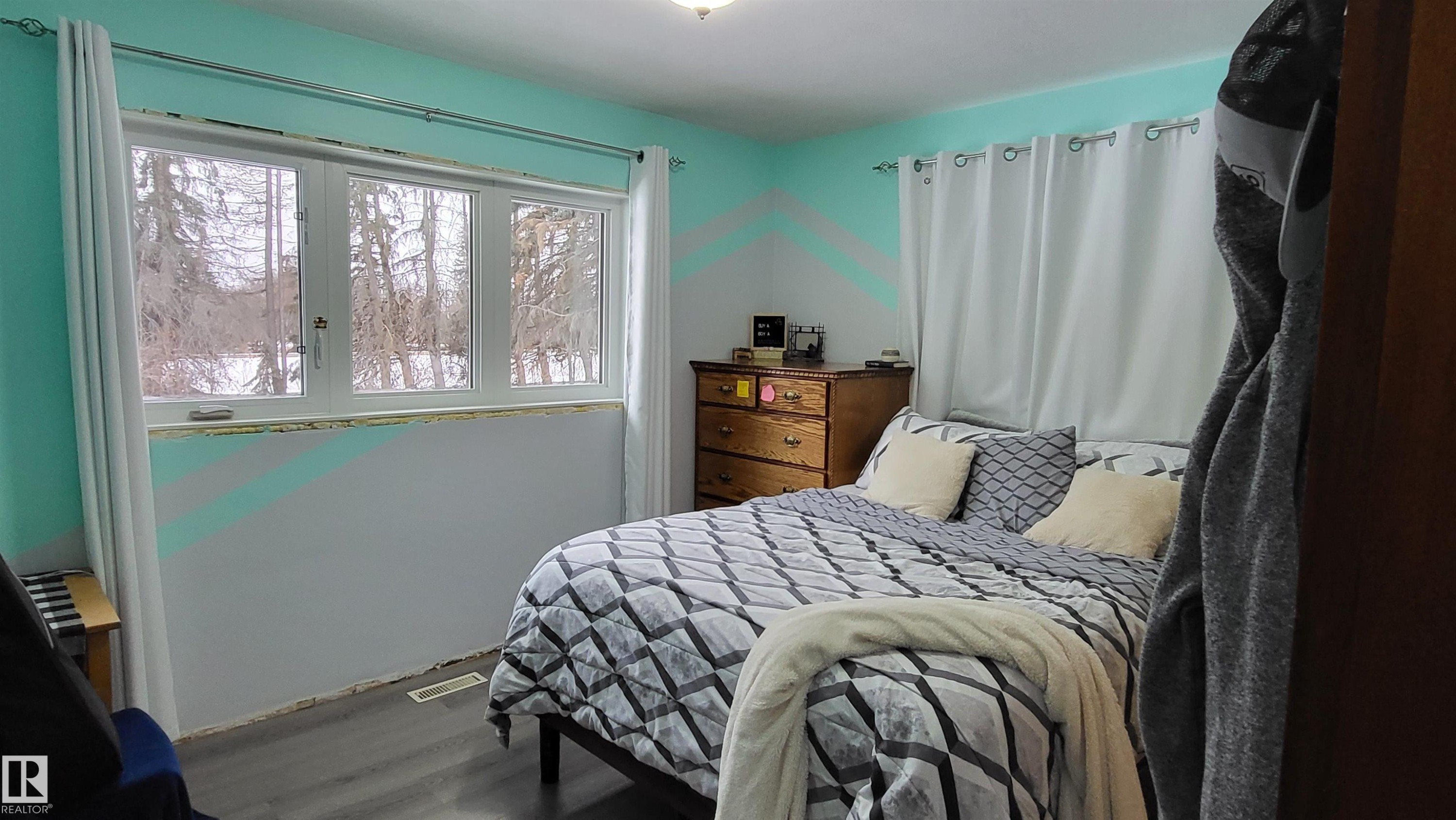 151042 Twp Rd 562, Rural Two Hills County, AB - Indoor Photo Showing Bedroom
