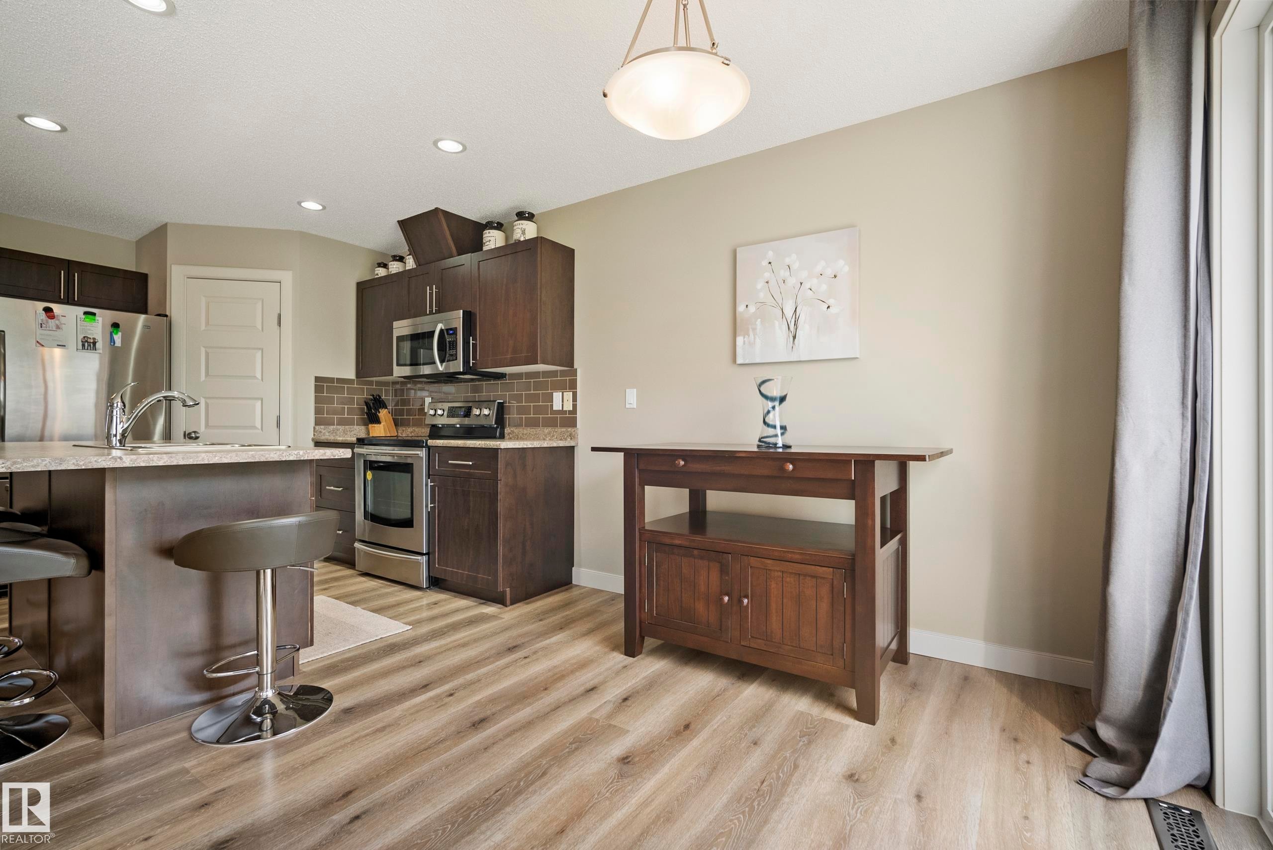 1715 Cunningham Way Sw, Edmonton, AB - Indoor Photo Showing Kitchen With Stainless Steel Kitchen With Upgraded Kitchen