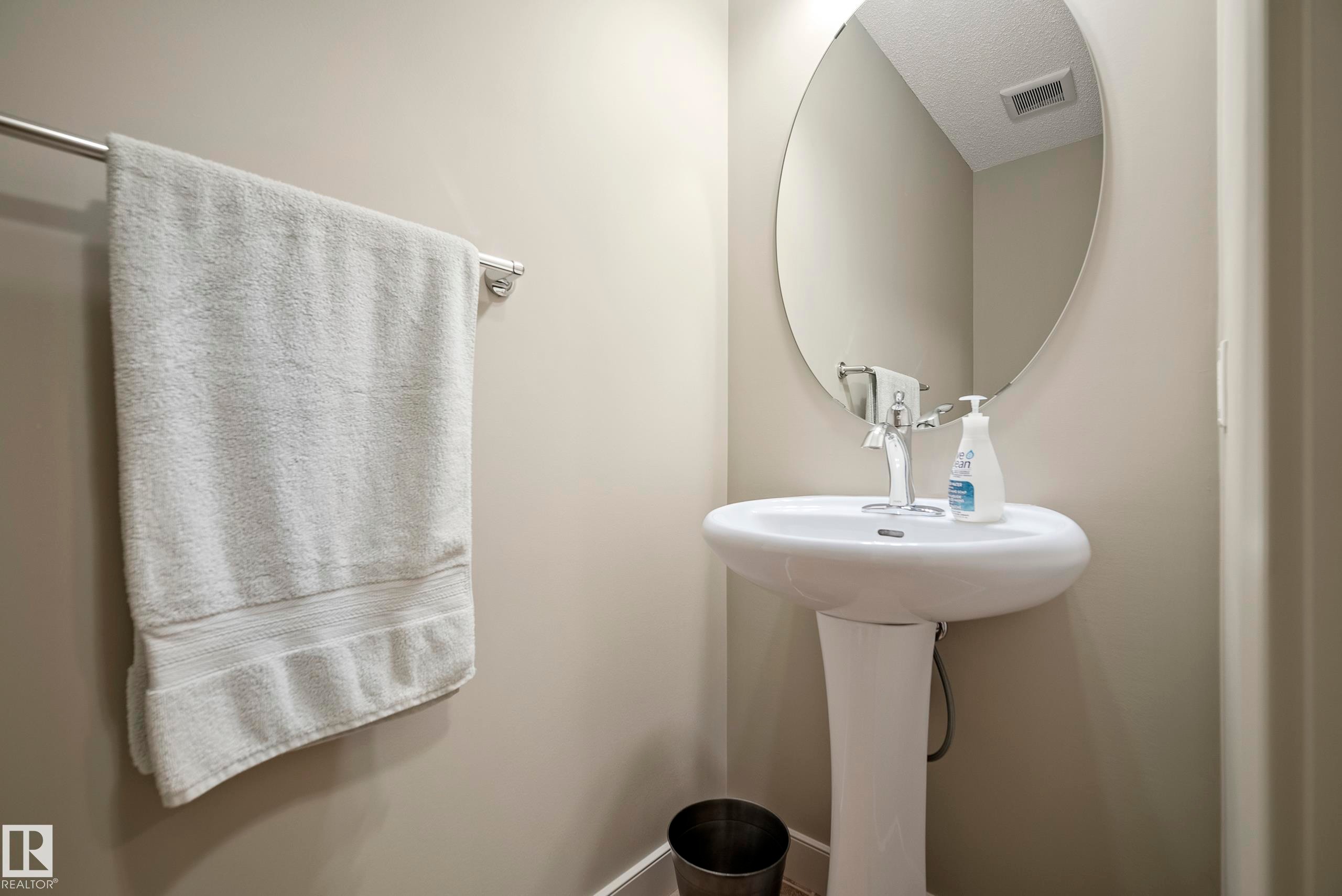 1715 Cunningham Way Sw, Edmonton, AB - Indoor Photo Showing Bathroom