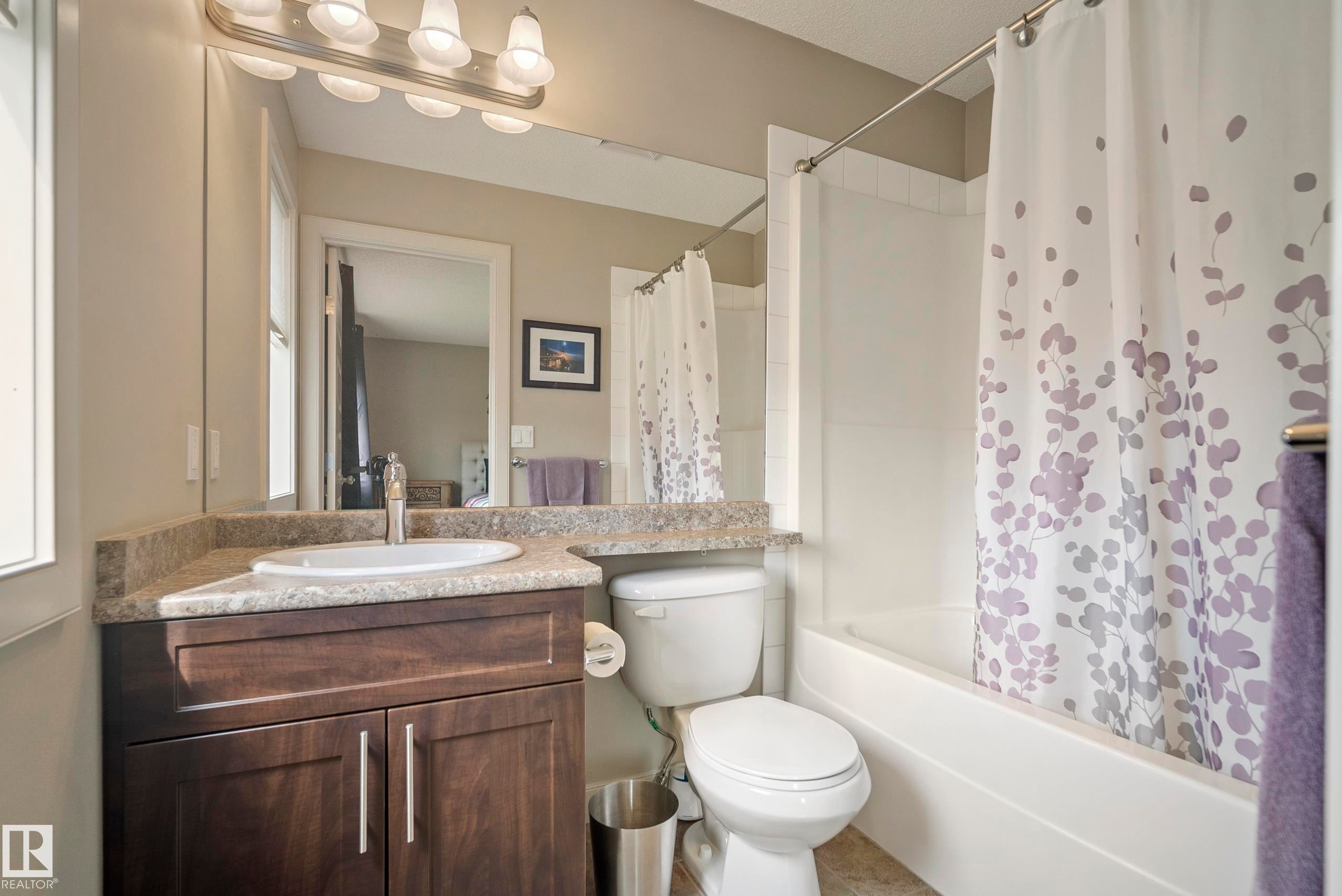 1715 Cunningham Way Sw, Edmonton, AB - Indoor Photo Showing Bathroom