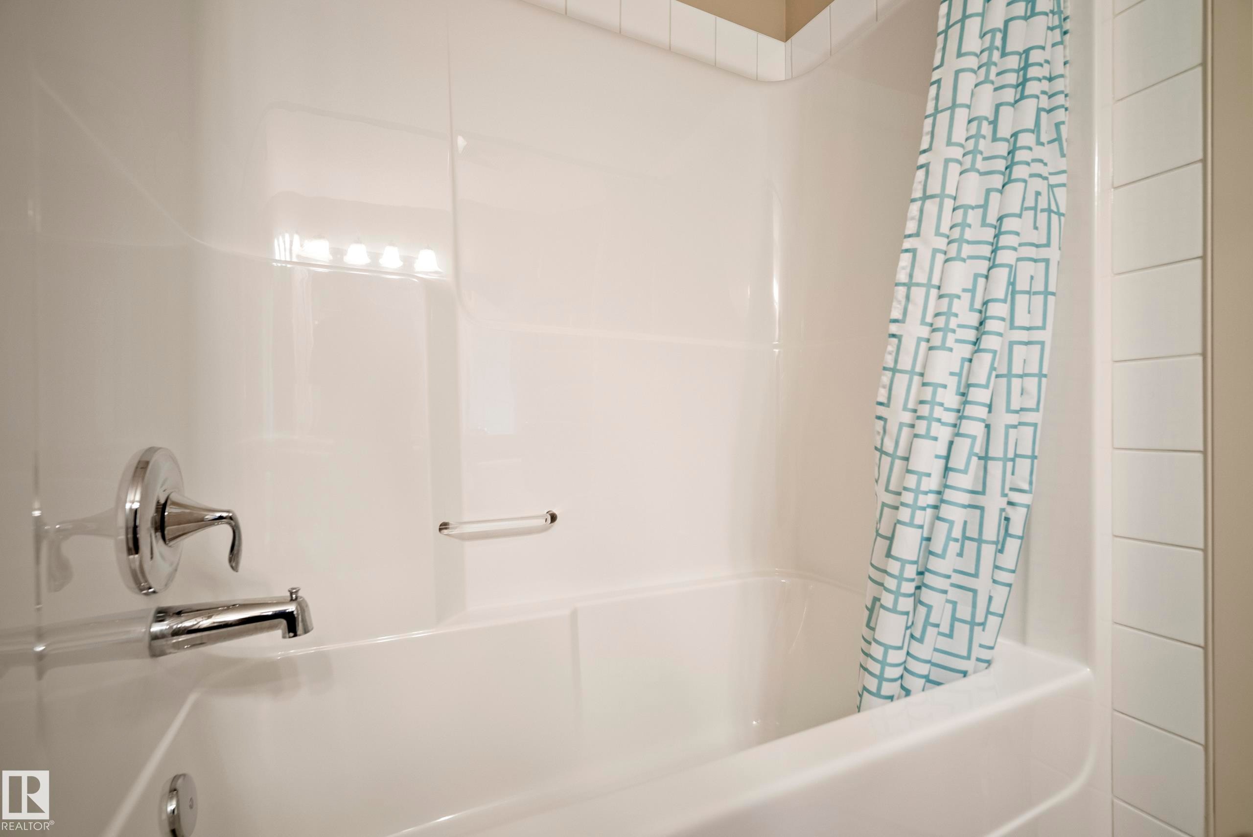 1715 Cunningham Way Sw, Edmonton, AB - Indoor Photo Showing Bathroom