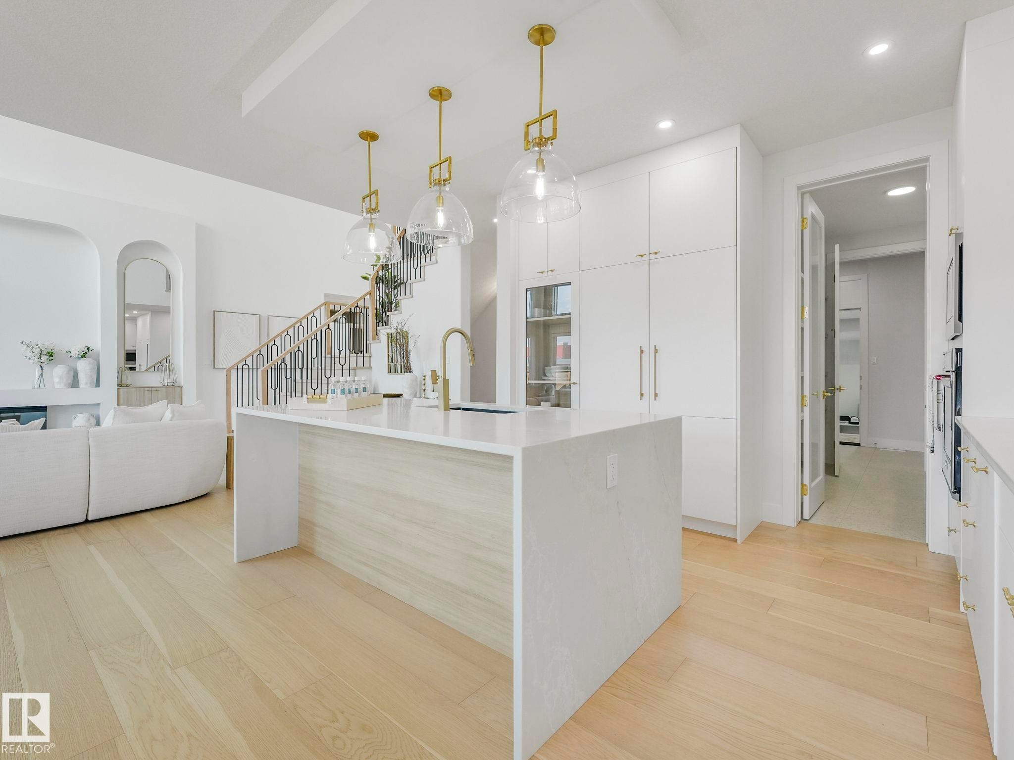 33 Birkshire Crescent, Sherwood Park, AB - Indoor Photo Showing Kitchen With Upgraded Kitchen