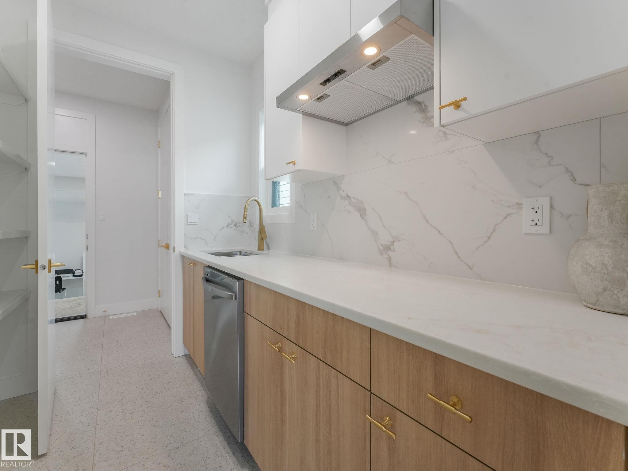 33 Birkshire Crescent, Sherwood Park, AB - Indoor Photo Showing Kitchen