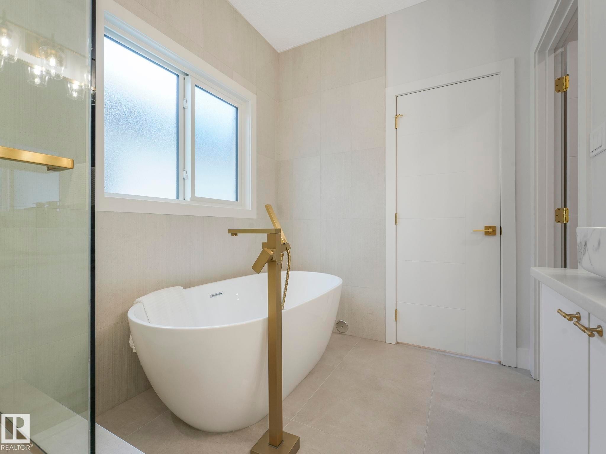 33 Birkshire Crescent, Sherwood Park, AB - Indoor Photo Showing Bathroom