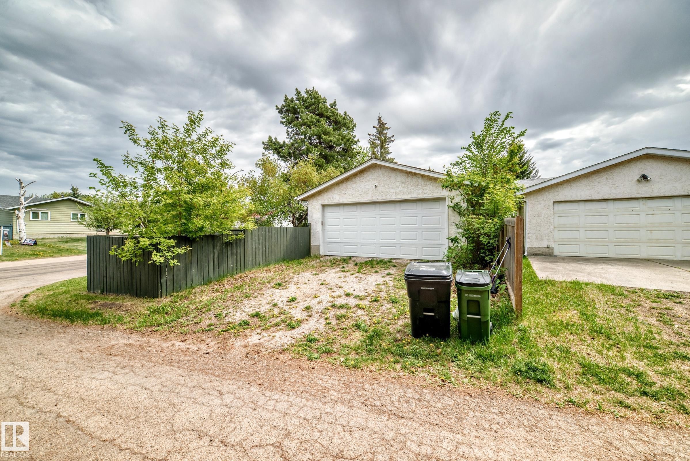 1283 Millbourne Road E, Edmonton, AB - Outdoor