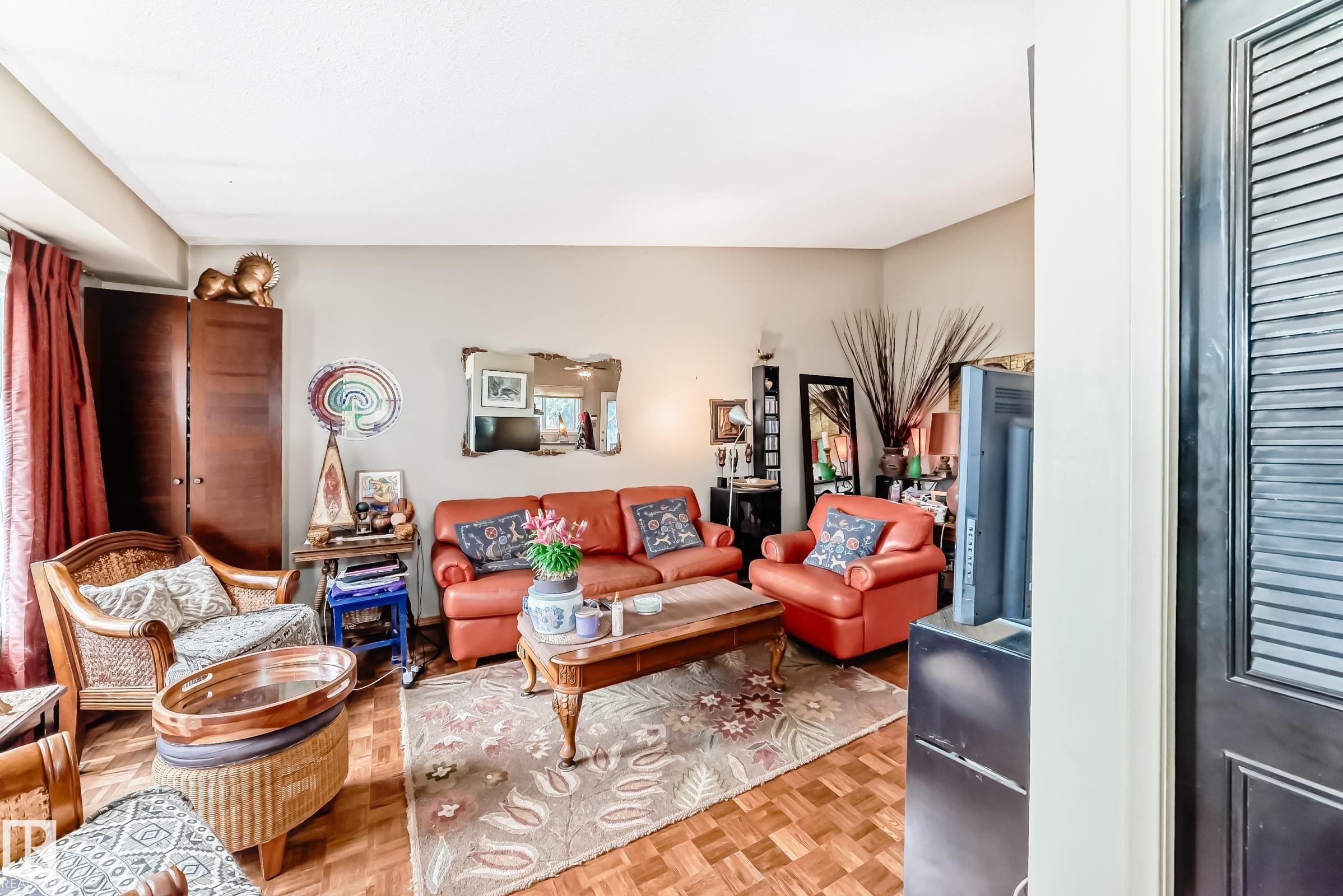 1283 Millbourne Road E, Edmonton, AB - Indoor Photo Showing Living Room