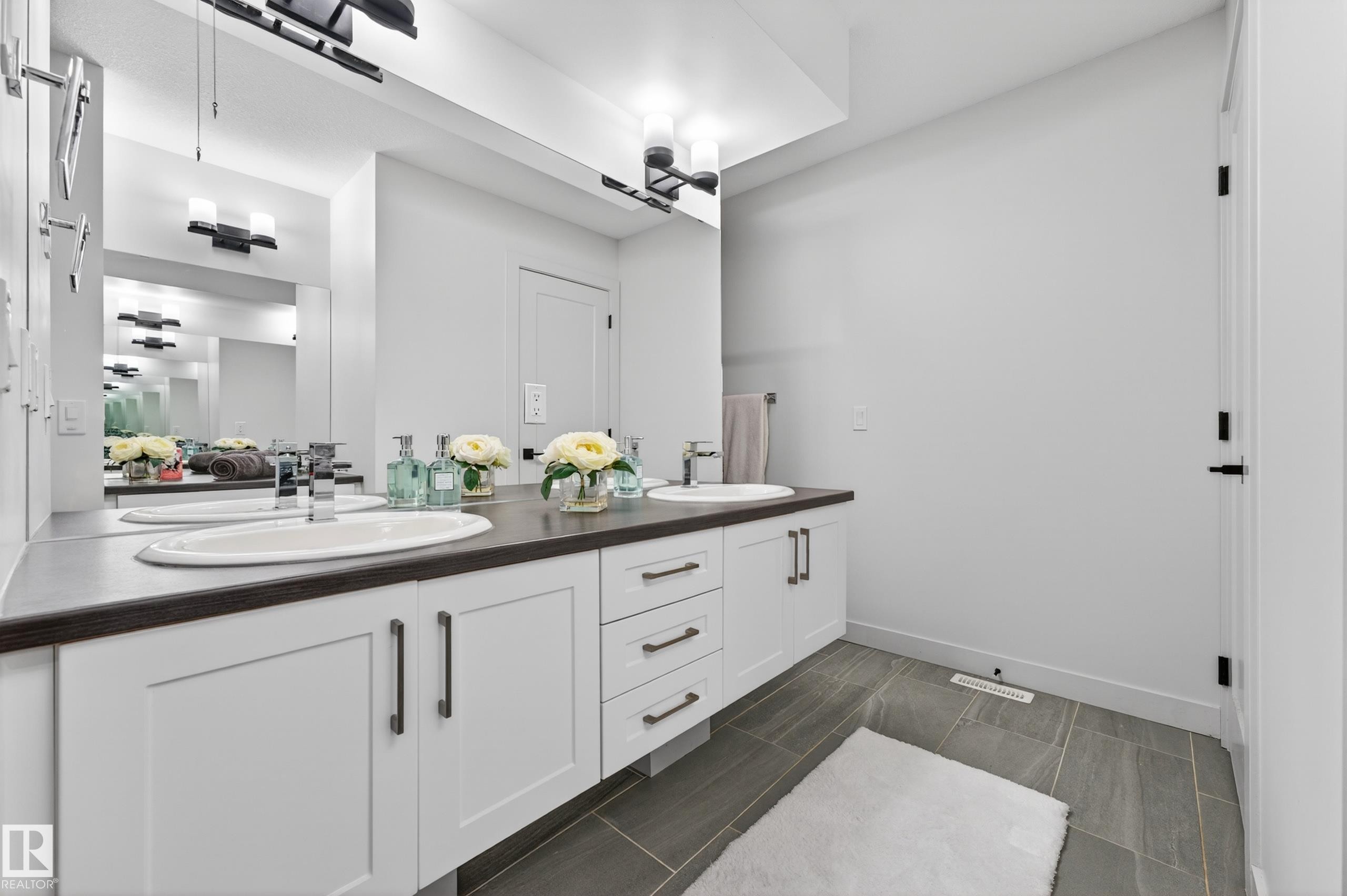 10326 160 Street Nw, Edmonton, AB - Indoor Photo Showing Bathroom