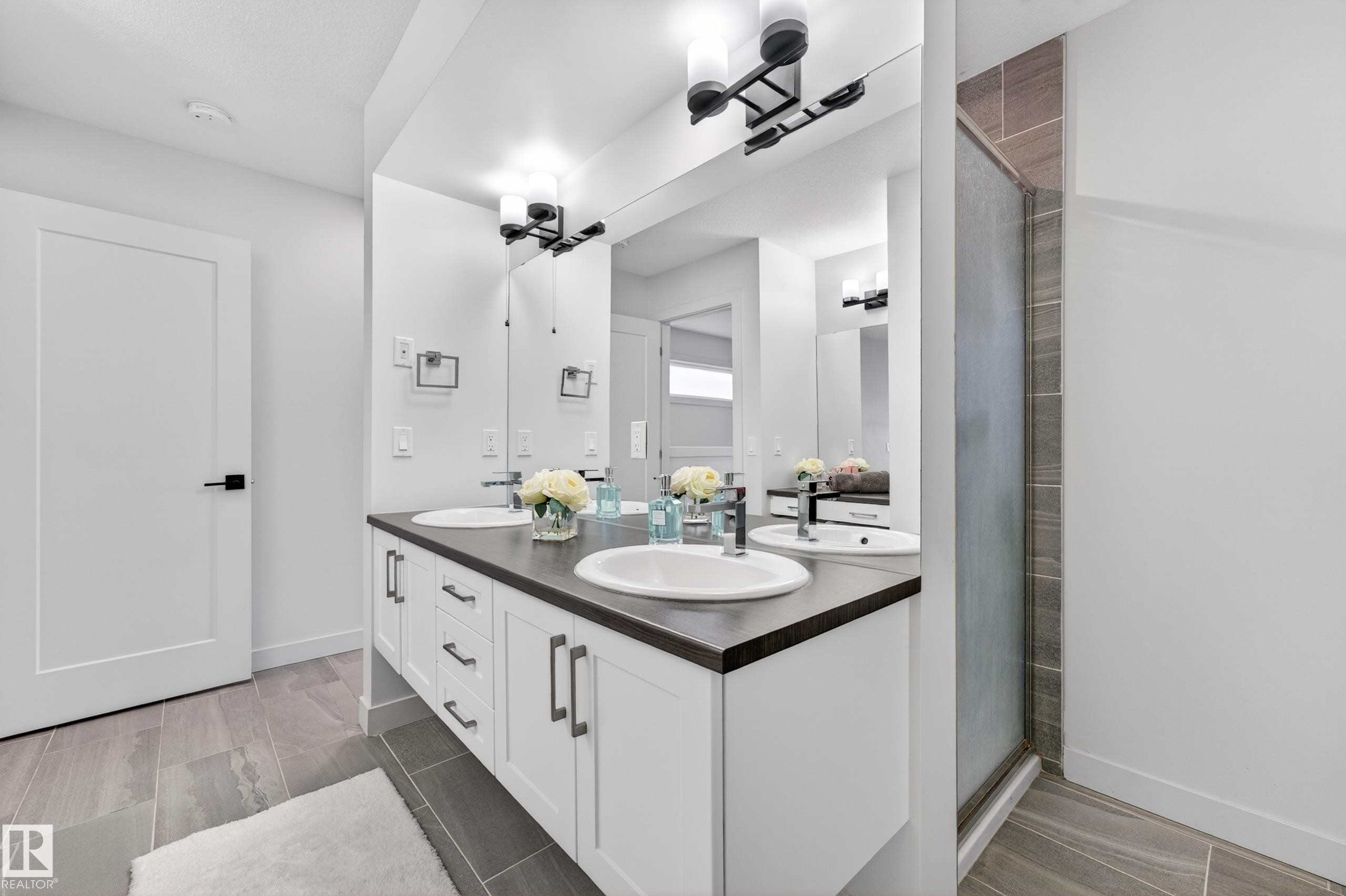 10326 160 Street Nw, Edmonton, AB - Indoor Photo Showing Bathroom
