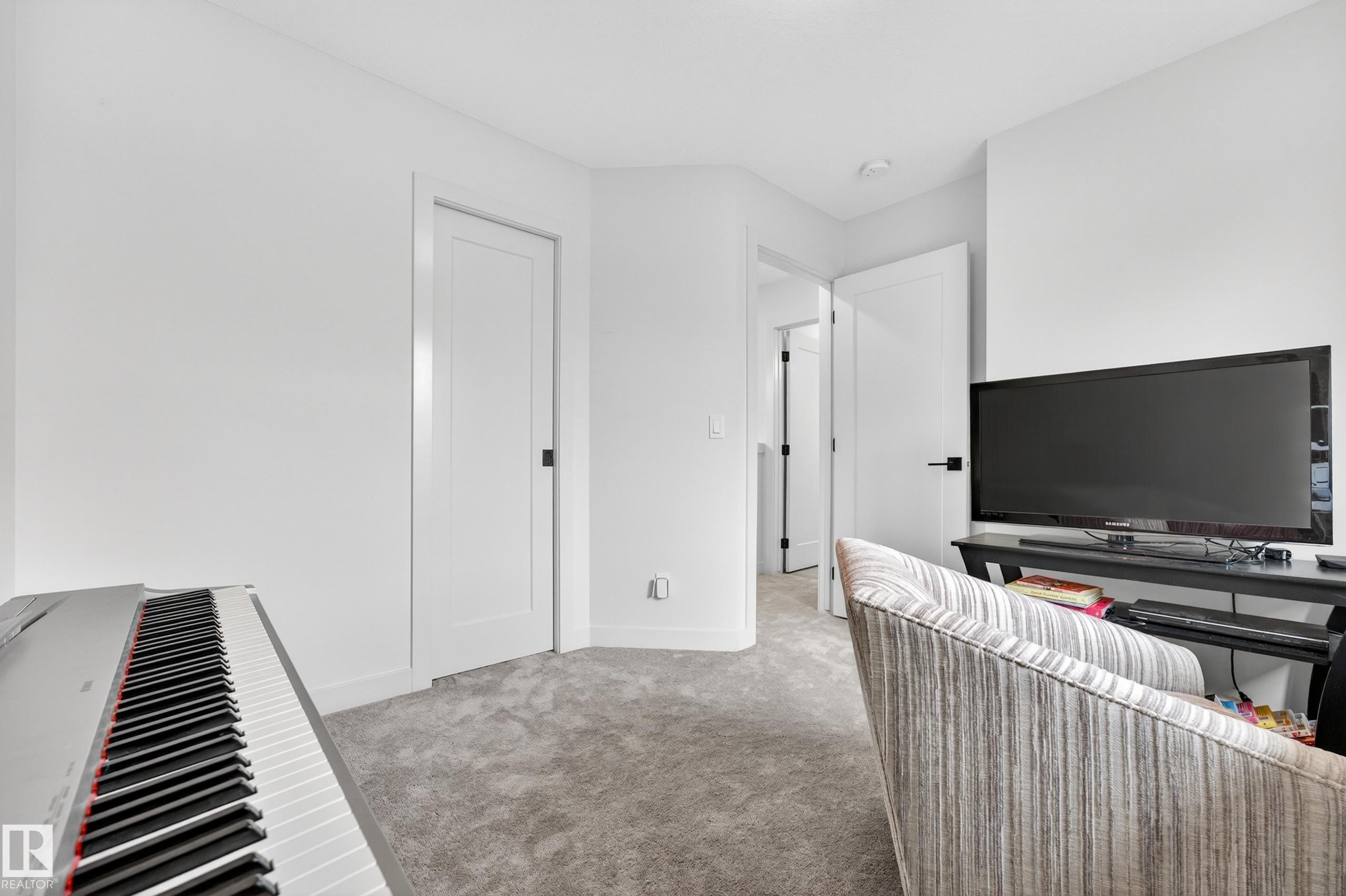 10326 160 Street Nw, Edmonton, AB - Indoor