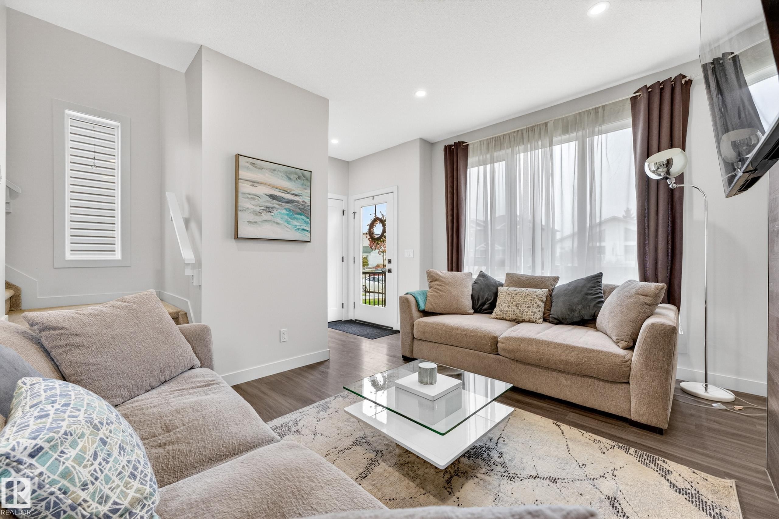10326 160 Street Nw, Edmonton, AB - Indoor Photo Showing Living Room