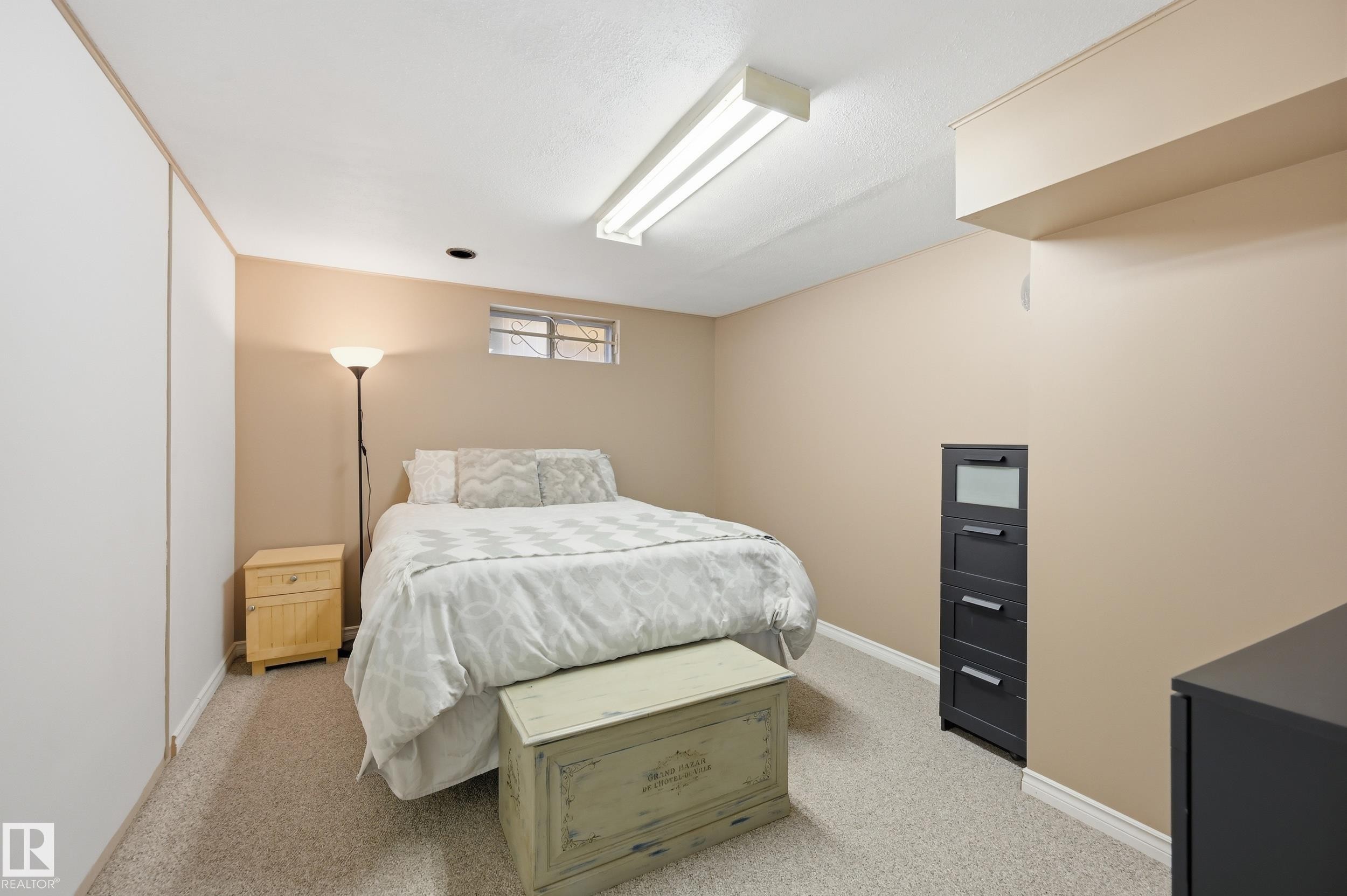 Carpeted room with neutral wall tones and white baseboards - 15111 67 Street Nw, Edmonton, AB - Indoor Photo Showing Bedroom