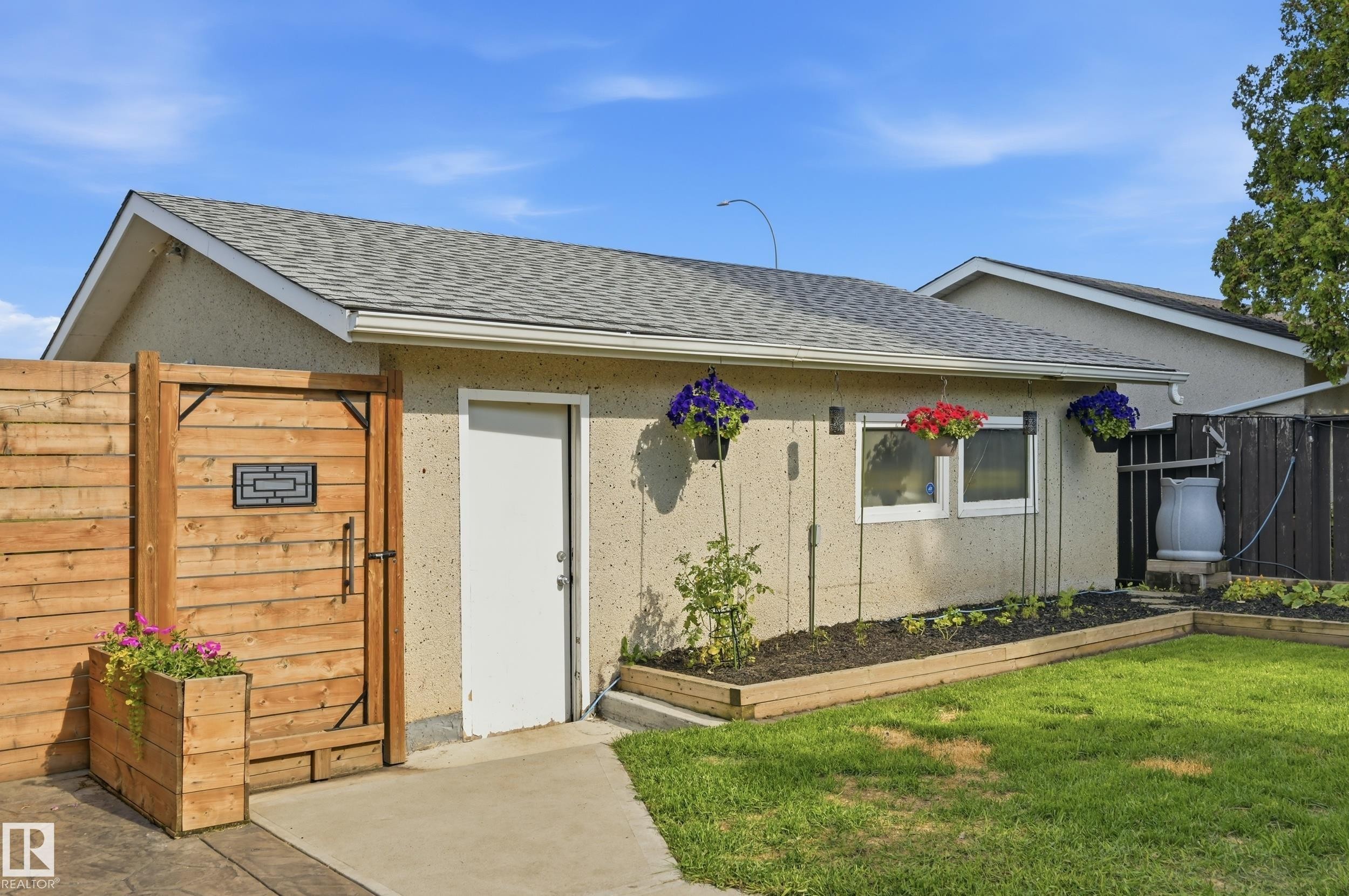 Detached garage with asphalt shingle roofing and stucco exterior - 15111 67 Street Nw, Edmonton, AB - Outdoor