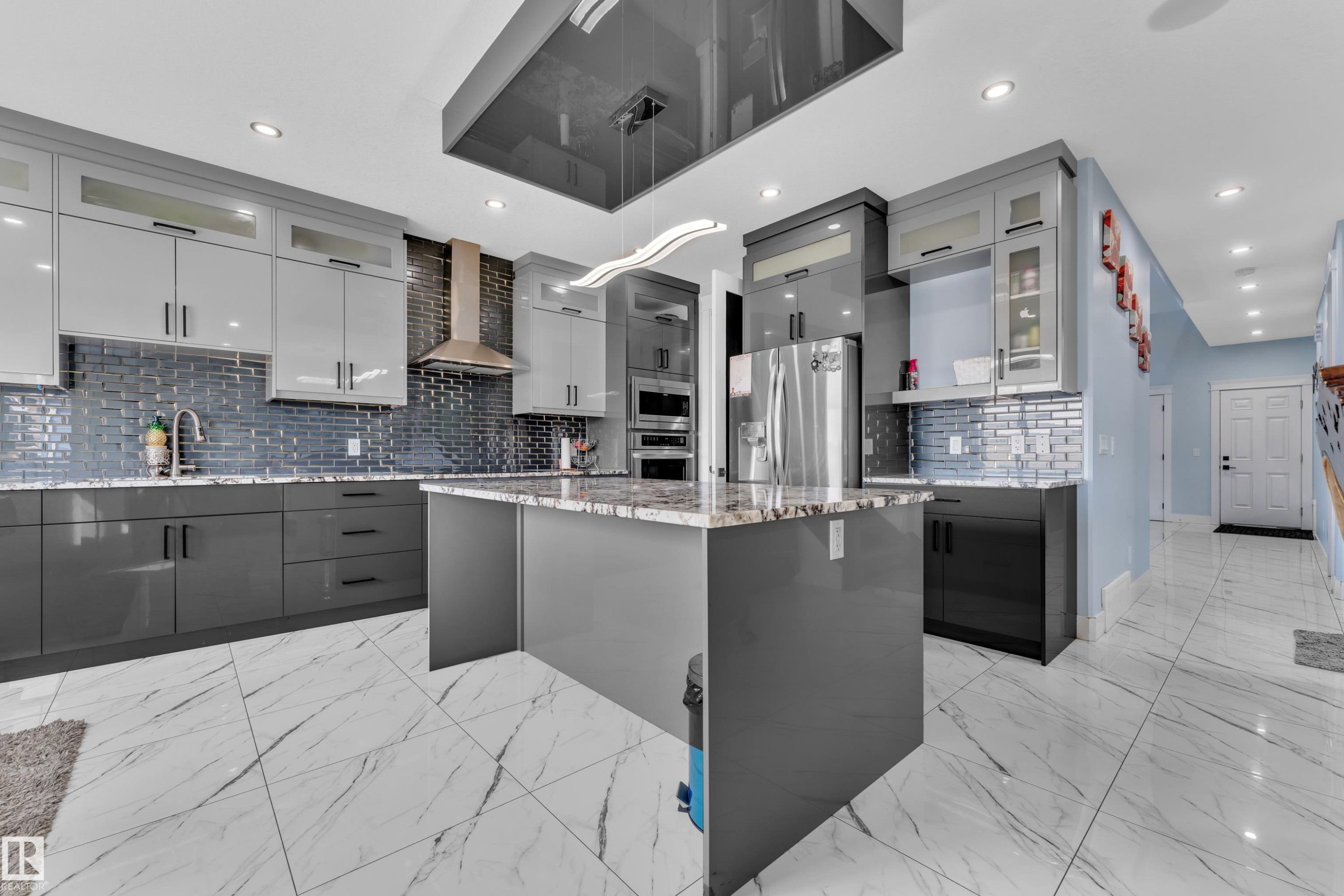 2011 18 Avenue Nw, Edmonton, AB - Indoor Photo Showing Kitchen With Upgraded Kitchen
