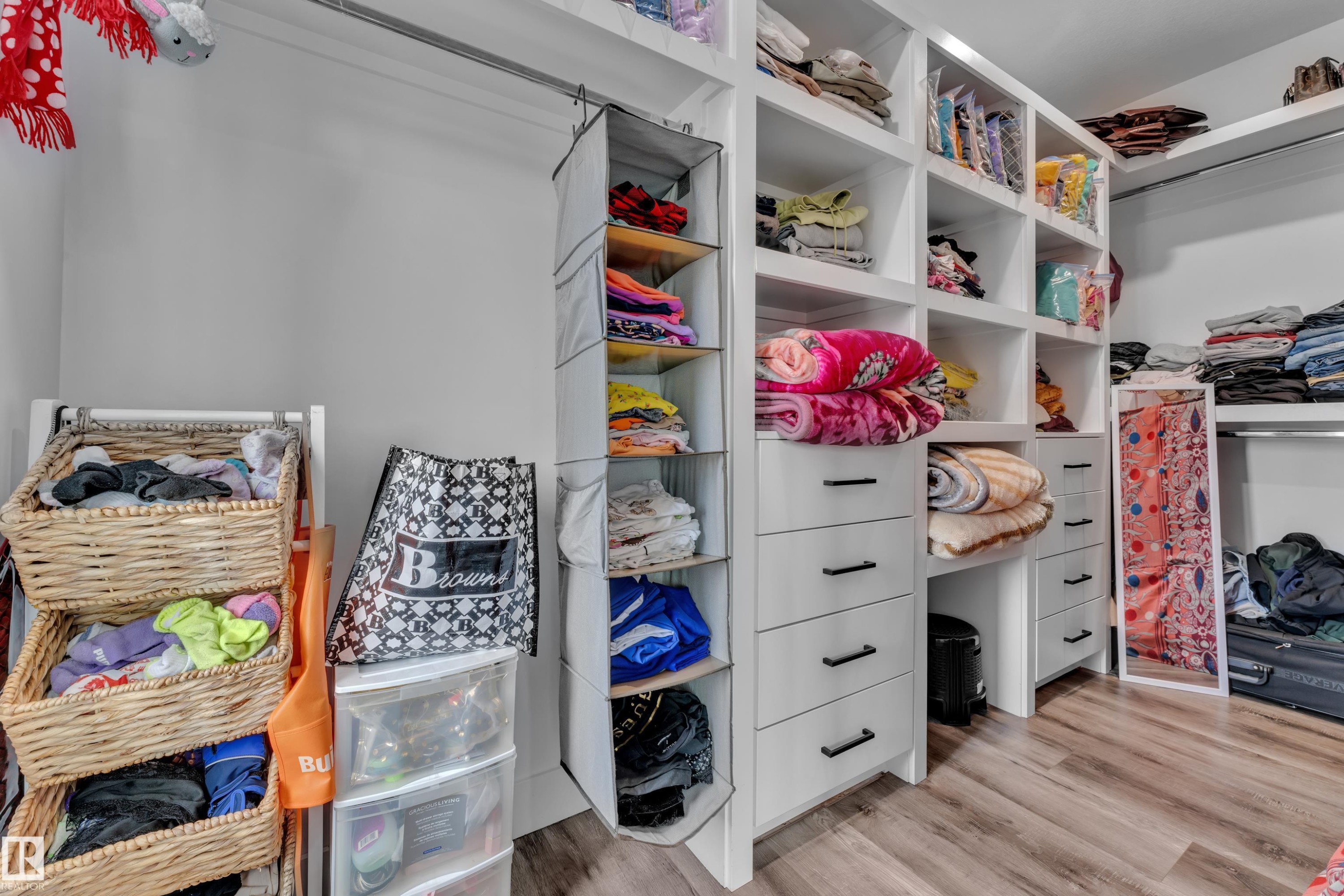 2011 18 Avenue Nw, Edmonton, AB - Indoor With Storage
