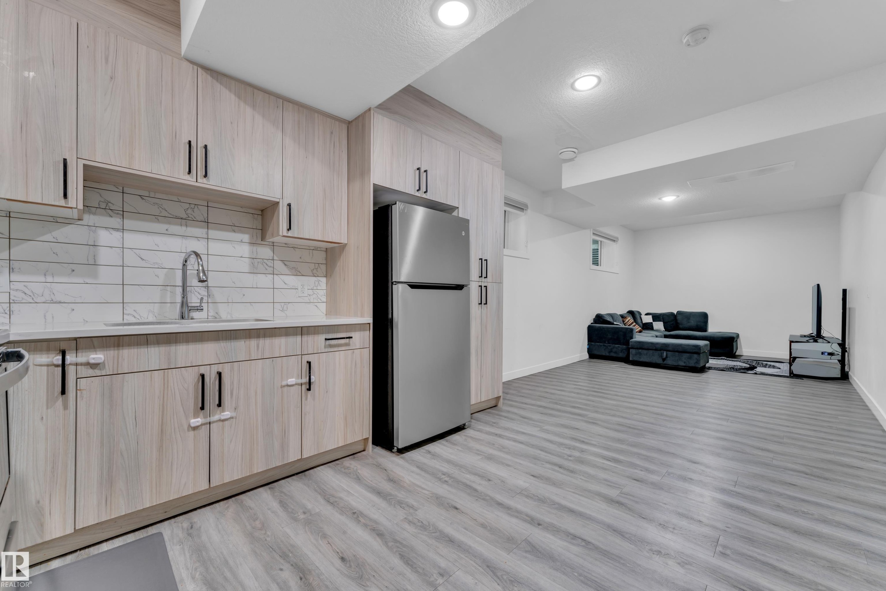 2011 18 Avenue Nw, Edmonton, AB - Indoor Photo Showing Kitchen
