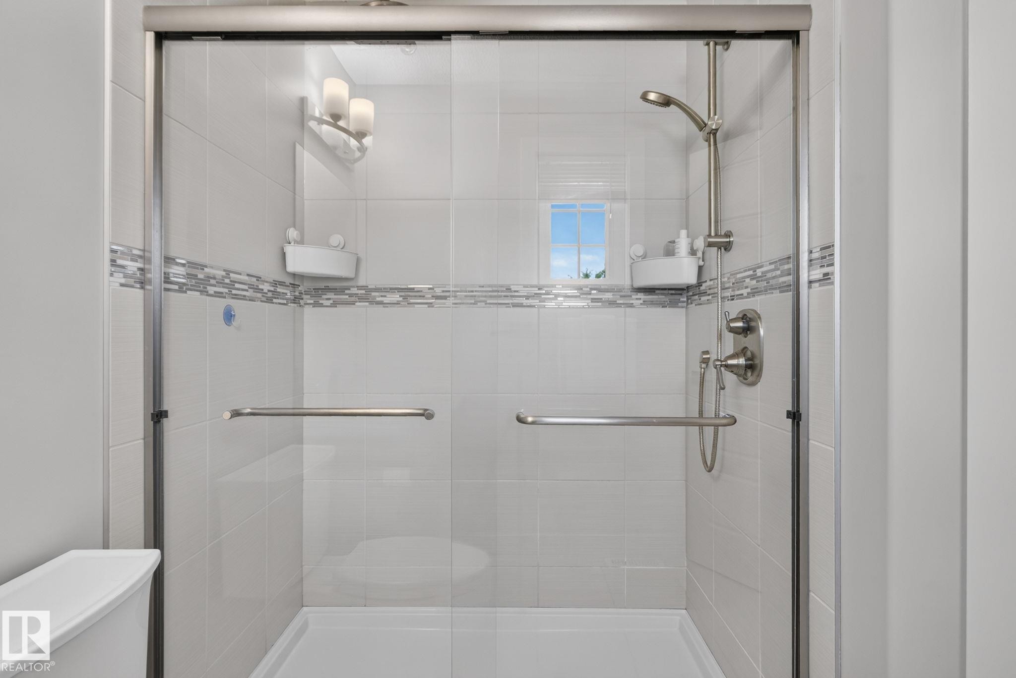 Bathroom - 319 Desrochers Boulevard Sw, Edmonton, AB - Indoor Photo Showing Bathroom