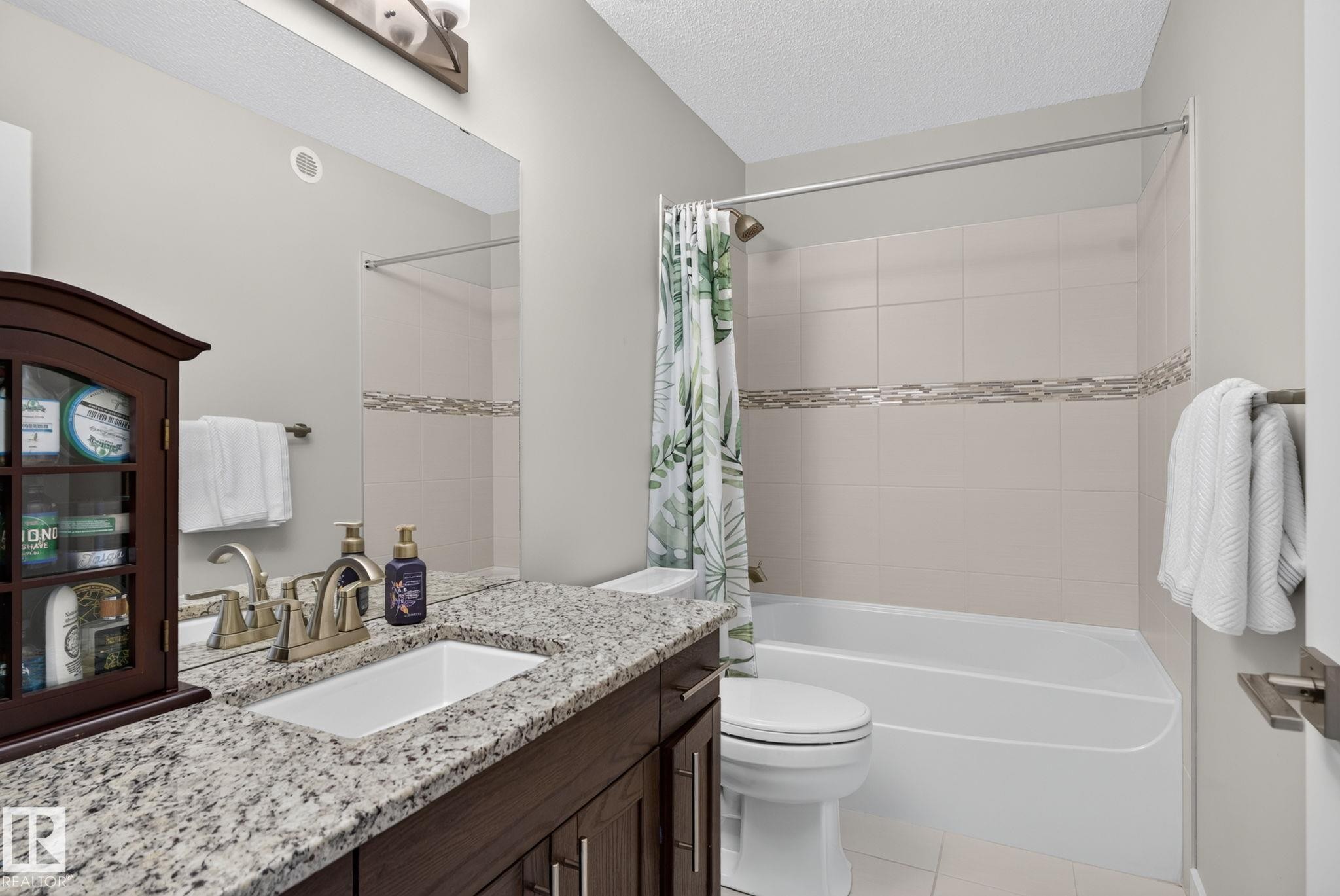 Bathroom - 319 Desrochers Boulevard Sw, Edmonton, AB - Indoor Photo Showing Bathroom