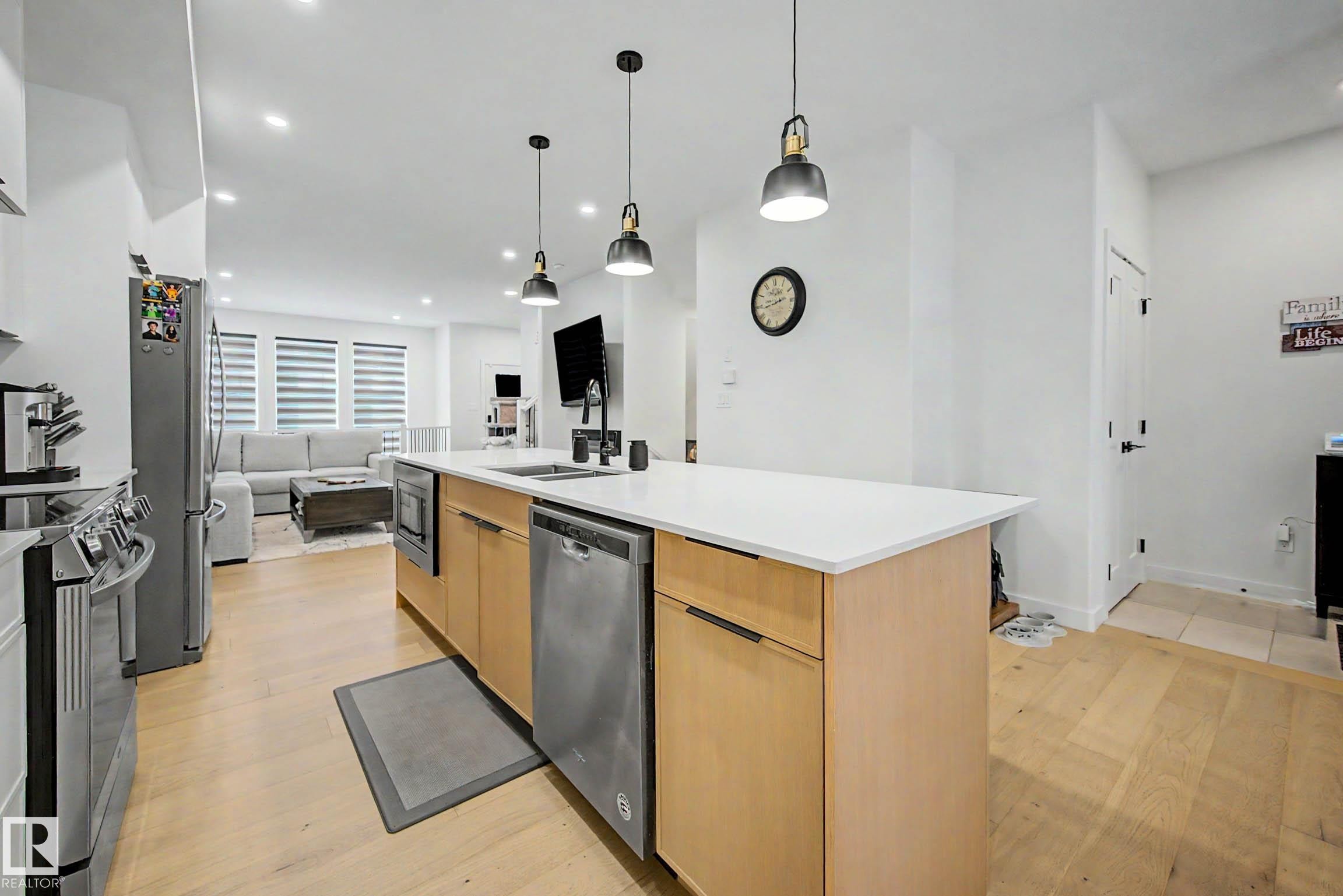 3363 Orchards Link Link Sw, Edmonton, AB - Indoor Photo Showing Kitchen With Upgraded Kitchen