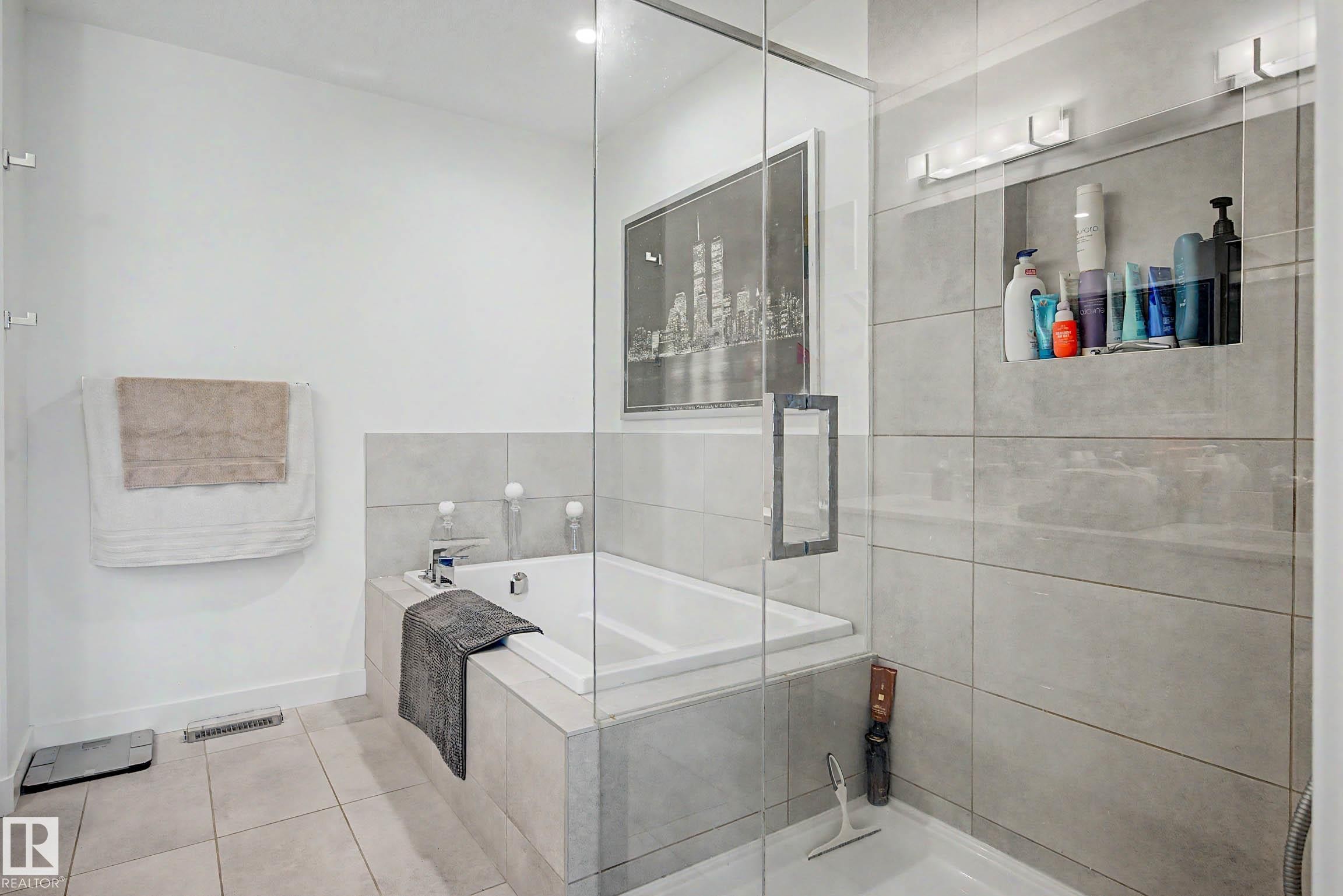 3363 Orchards Link Link Sw, Edmonton, AB - Indoor Photo Showing Bathroom