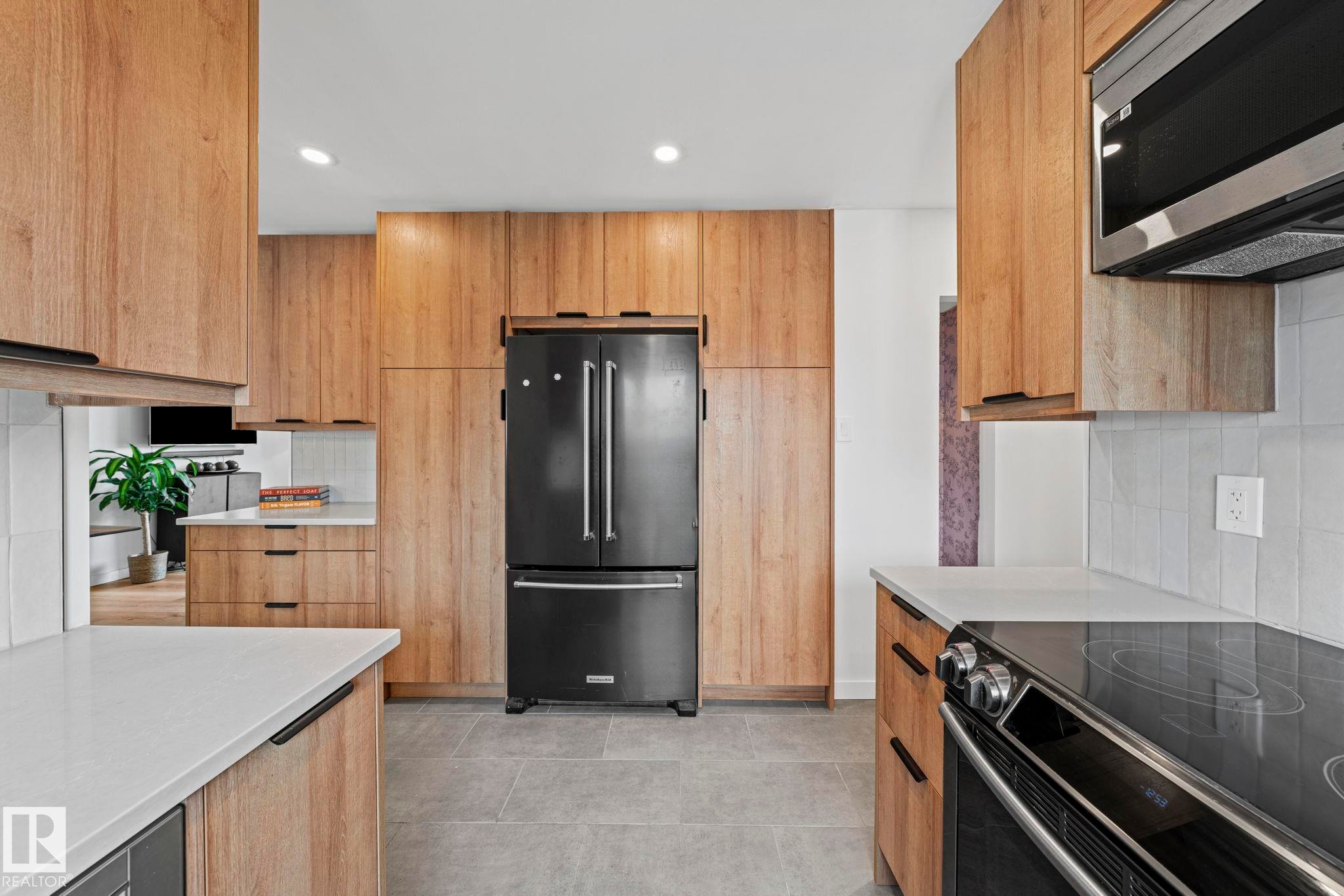 5707 95 Avenue Nw, Edmonton, AB - Indoor Photo Showing Kitchen