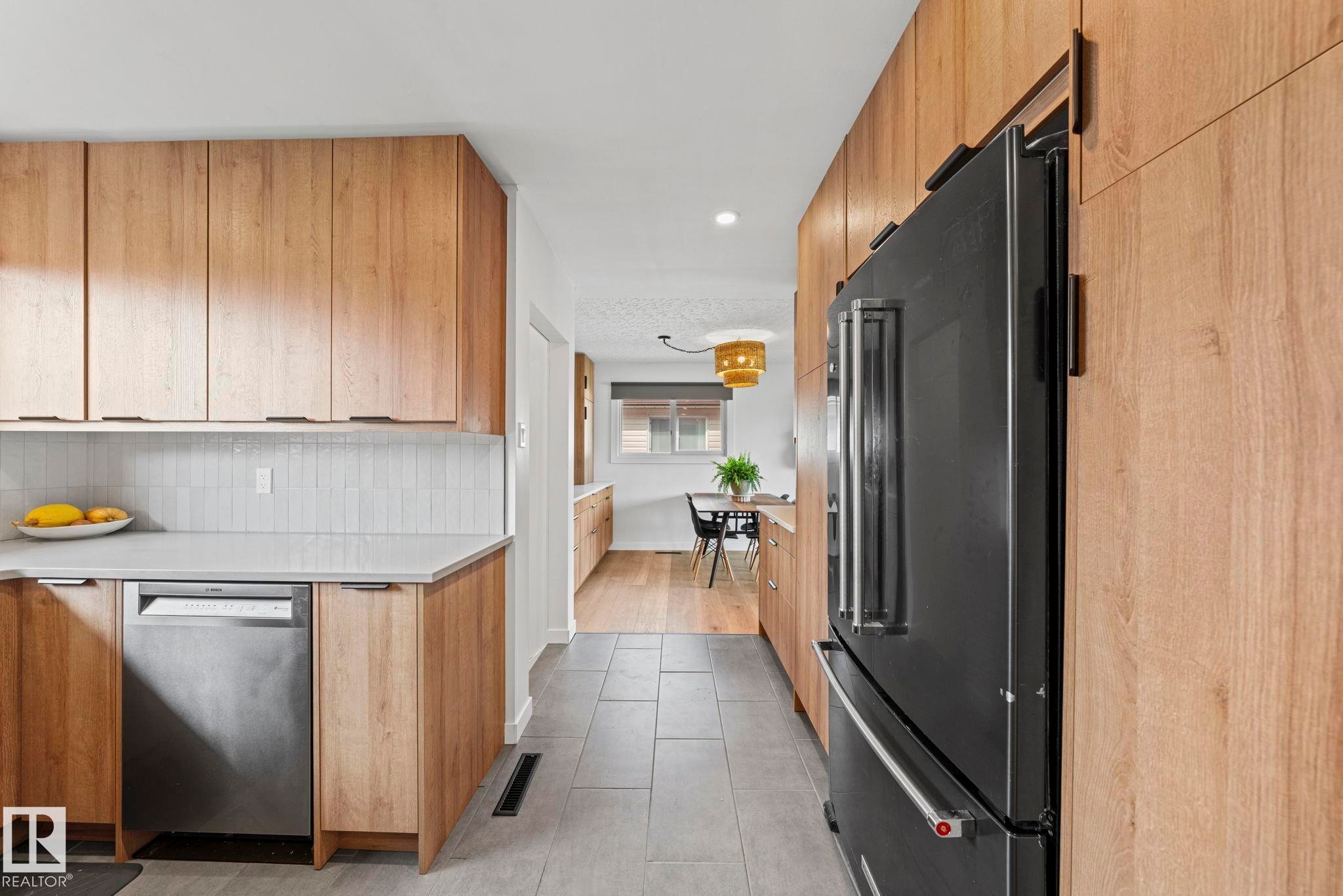 5707 95 Avenue Nw, Edmonton, AB - Indoor Photo Showing Kitchen