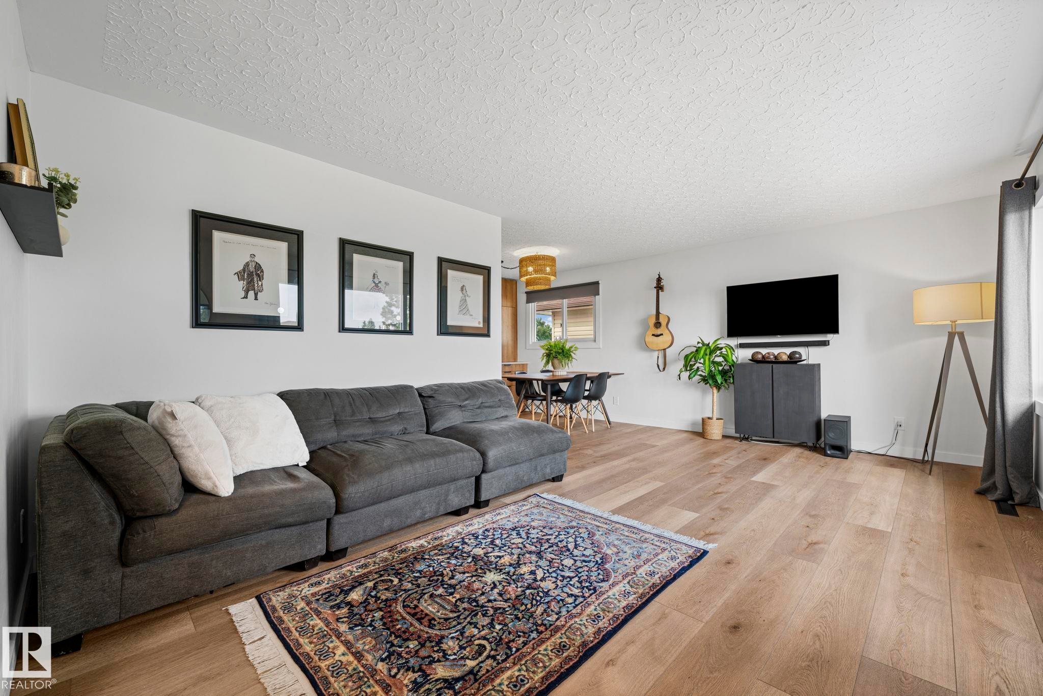 5707 95 Avenue Nw, Edmonton, AB - Indoor Photo Showing Living Room