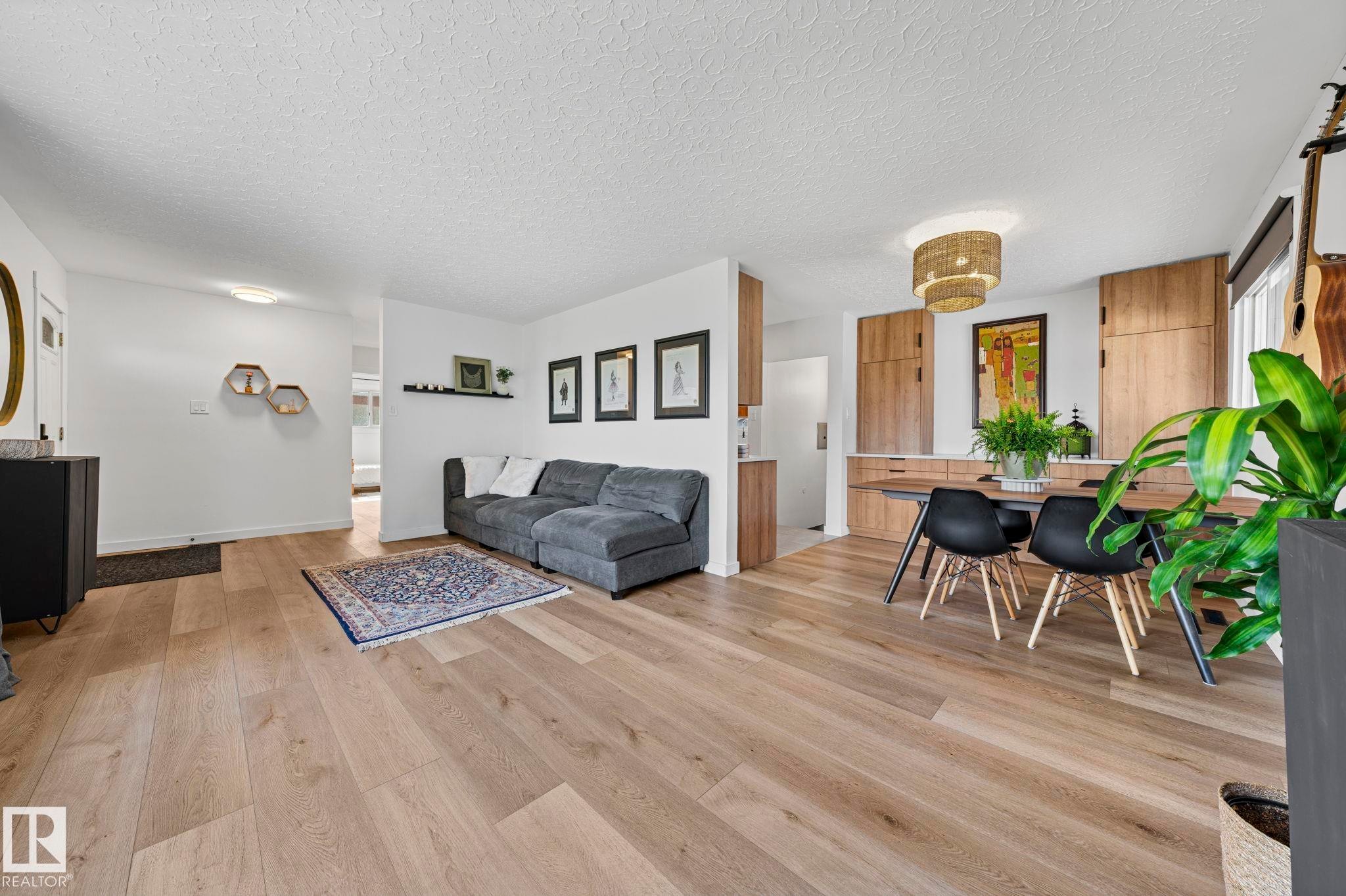 5707 95 Avenue Nw, Edmonton, AB - Indoor Photo Showing Living Room