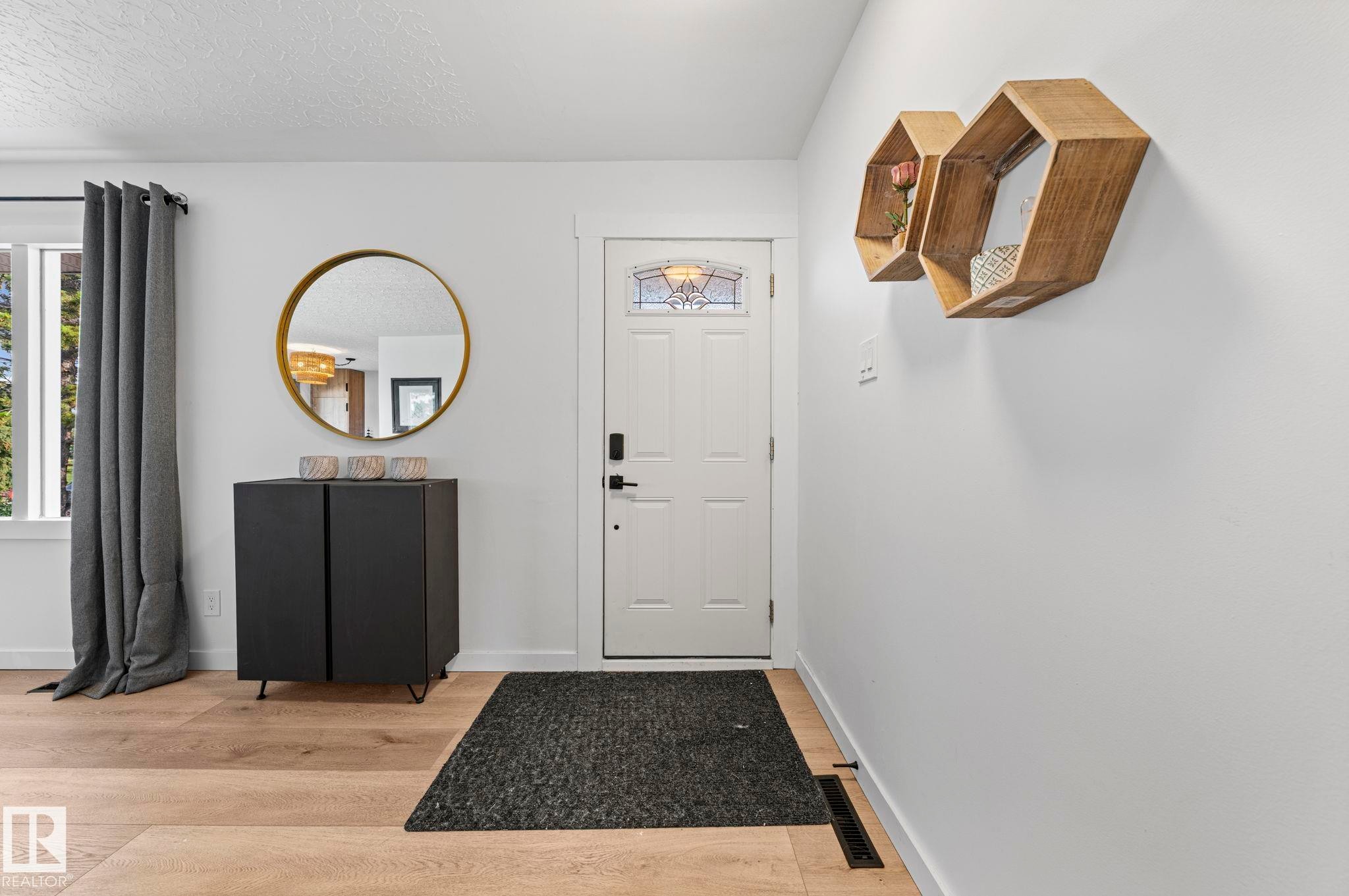 5707 95 Avenue Nw, Edmonton, AB - Indoor Photo Showing Other Room