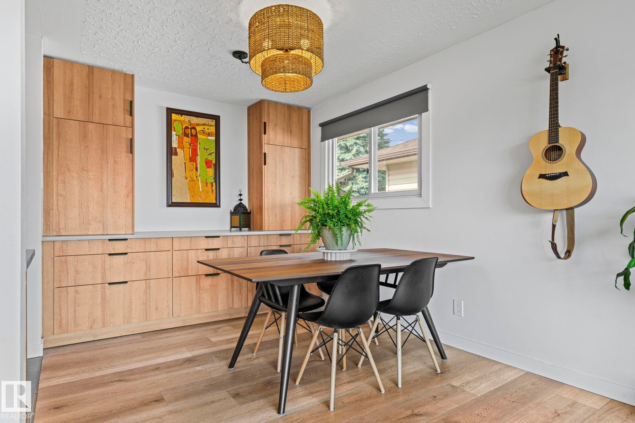 5707 95 Avenue Nw, Edmonton, AB - Indoor Photo Showing Dining Room