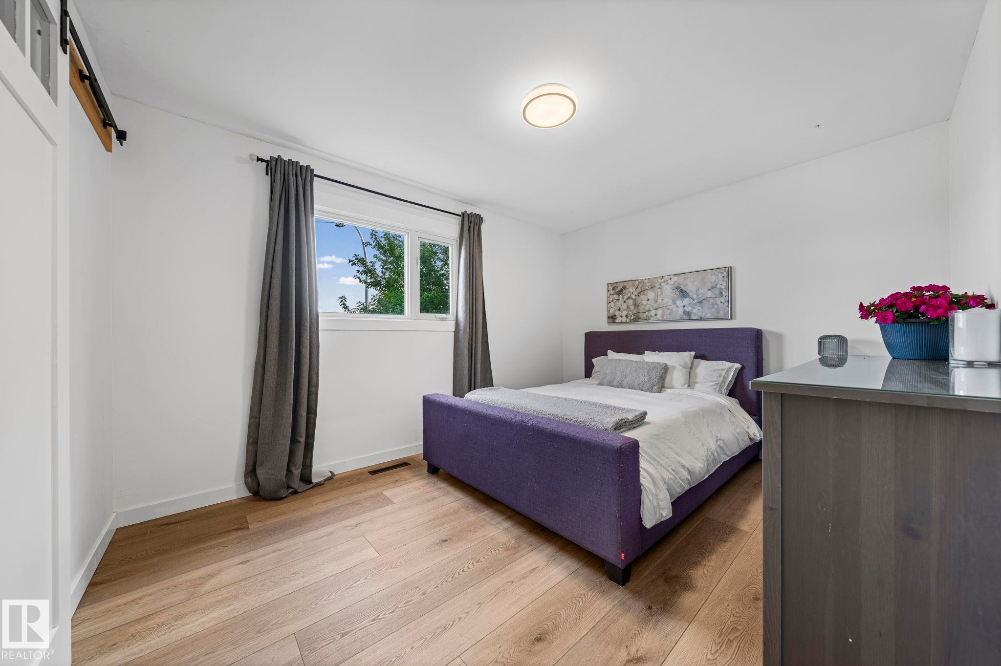 5707 95 Avenue Nw, Edmonton, AB - Indoor Photo Showing Bedroom