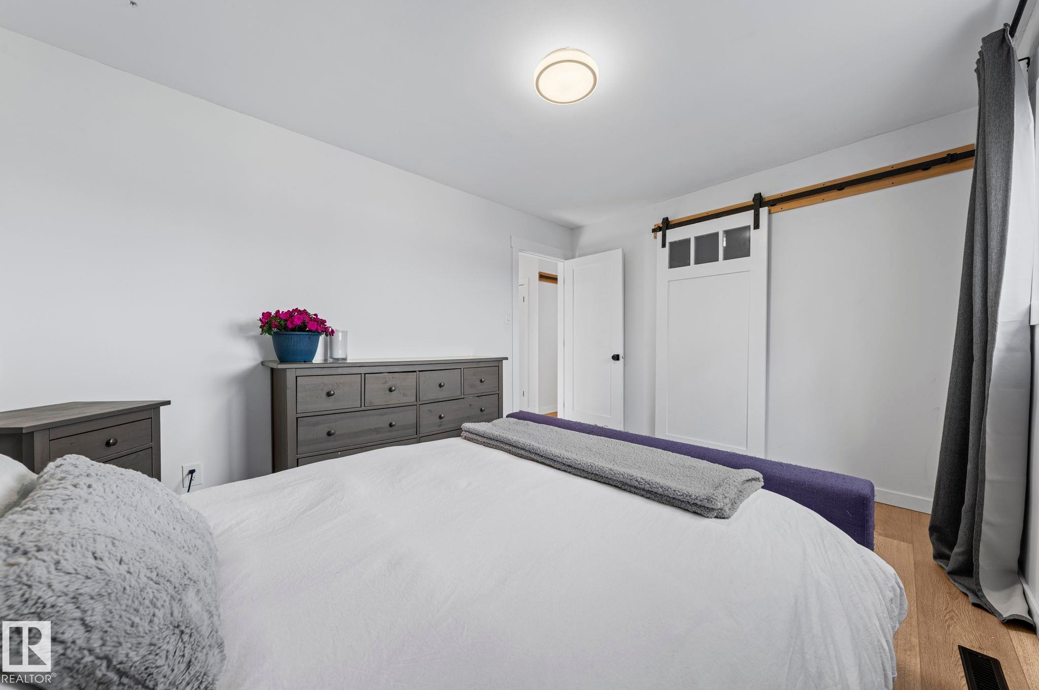 5707 95 Avenue Nw, Edmonton, AB - Indoor Photo Showing Bedroom