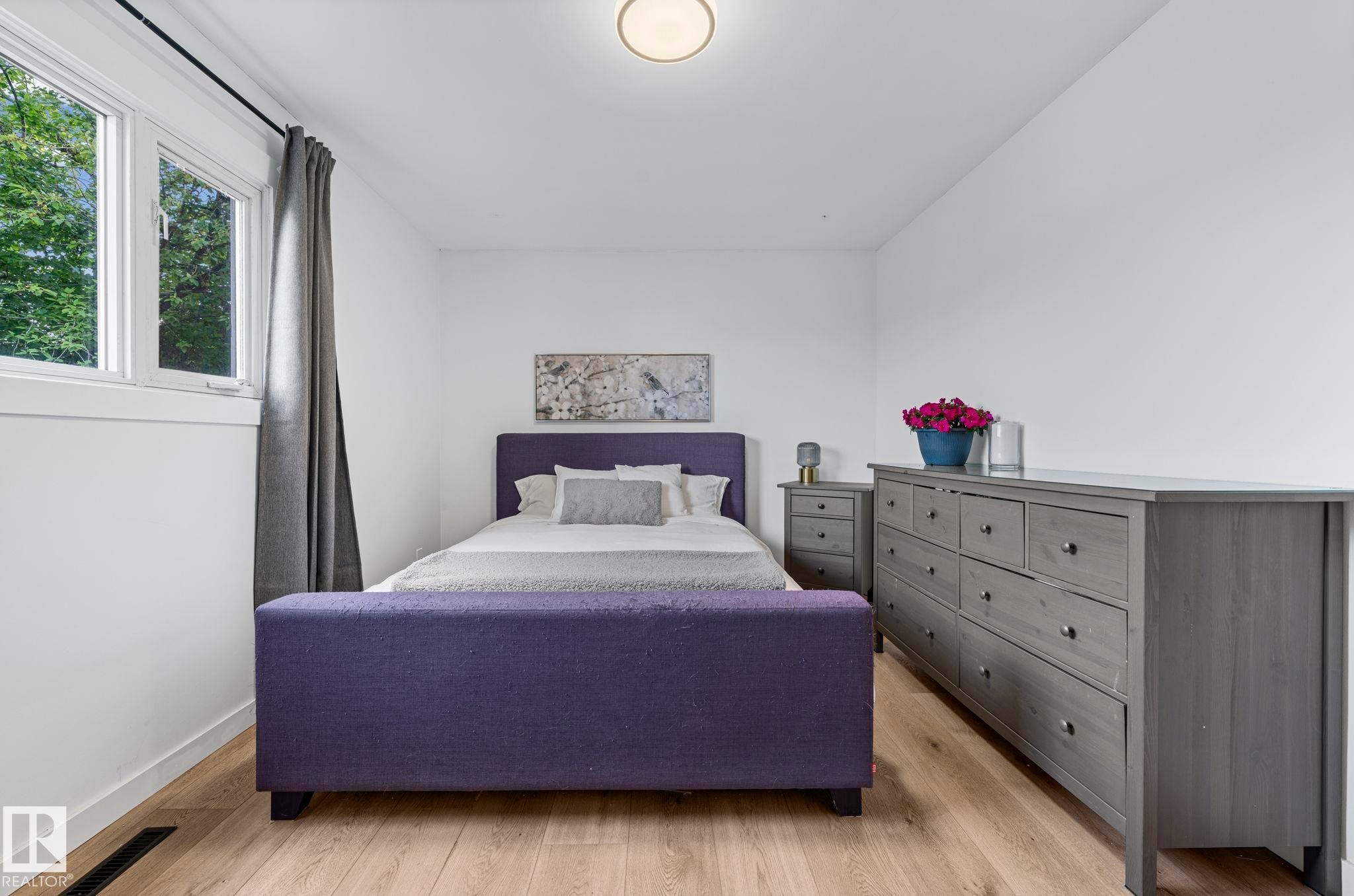 5707 95 Avenue Nw, Edmonton, AB - Indoor Photo Showing Bedroom