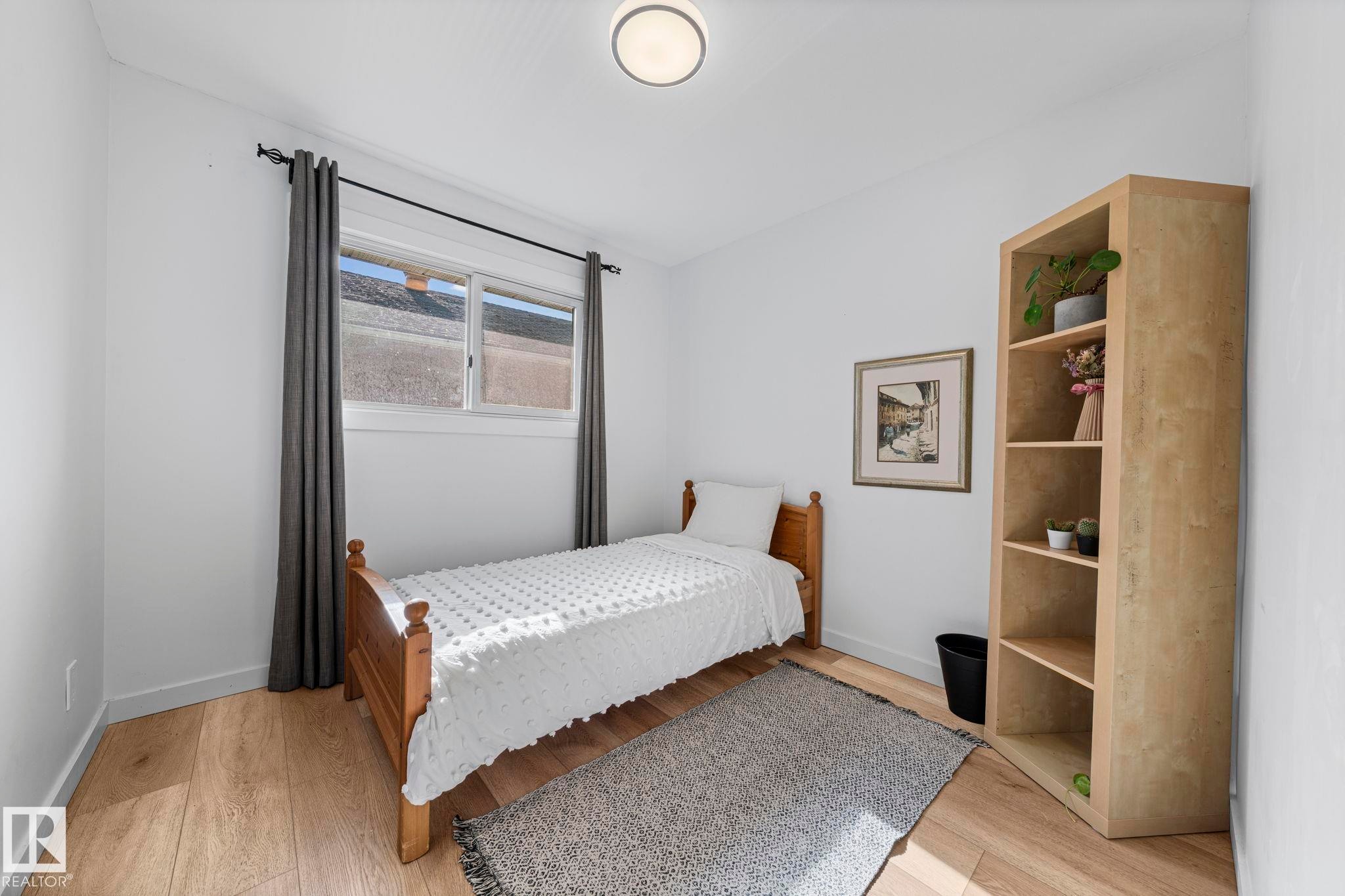 5707 95 Avenue Nw, Edmonton, AB - Indoor Photo Showing Bedroom