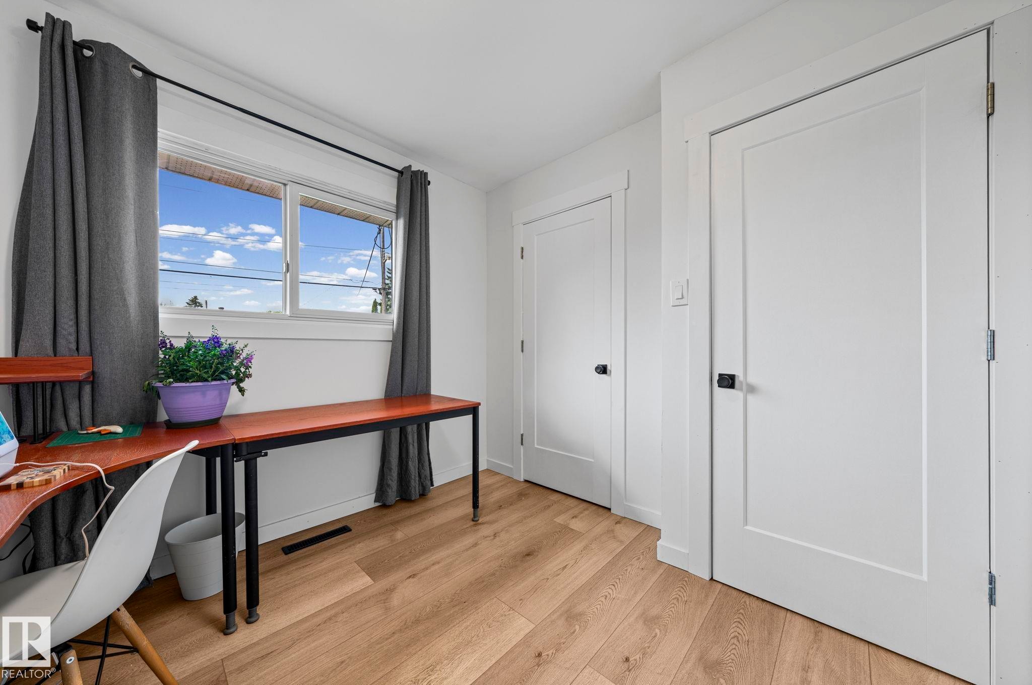 5707 95 Avenue Nw, Edmonton, AB - Indoor Photo Showing Other Room