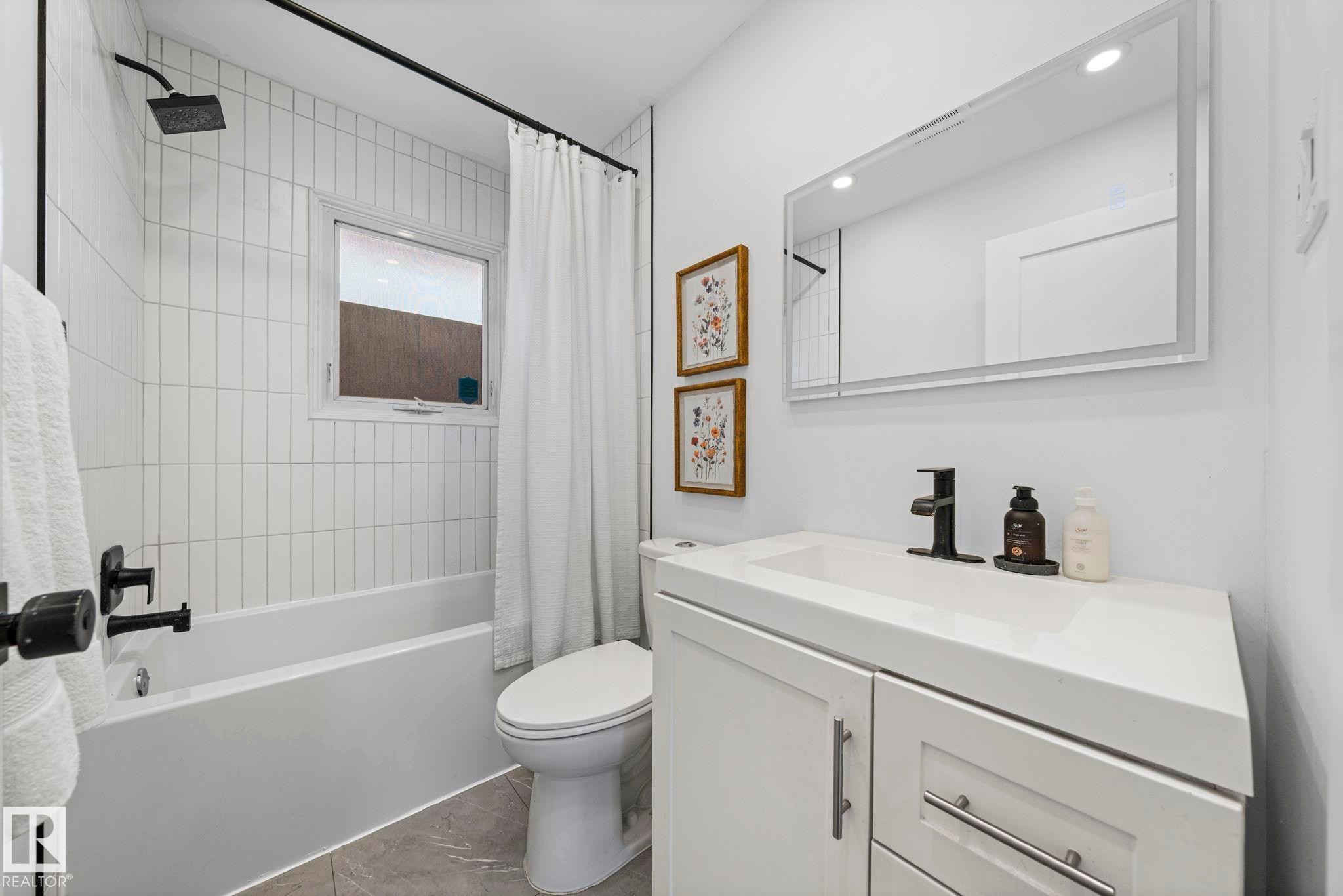 5707 95 Avenue Nw, Edmonton, AB - Indoor Photo Showing Bathroom
