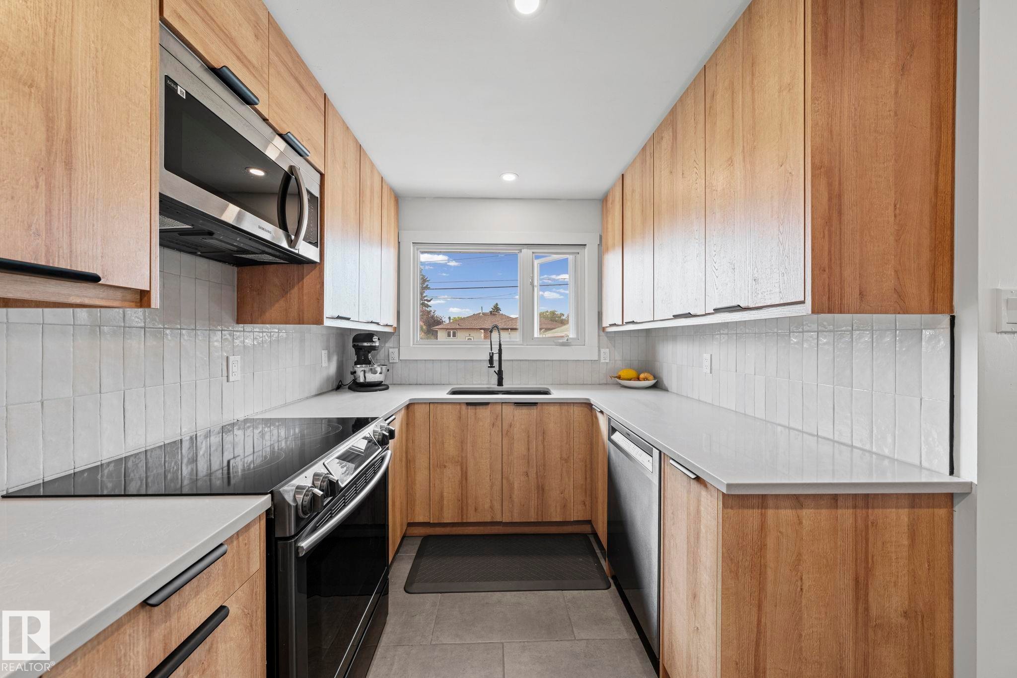 5707 95 Avenue Nw, Edmonton, AB - Indoor Photo Showing Kitchen