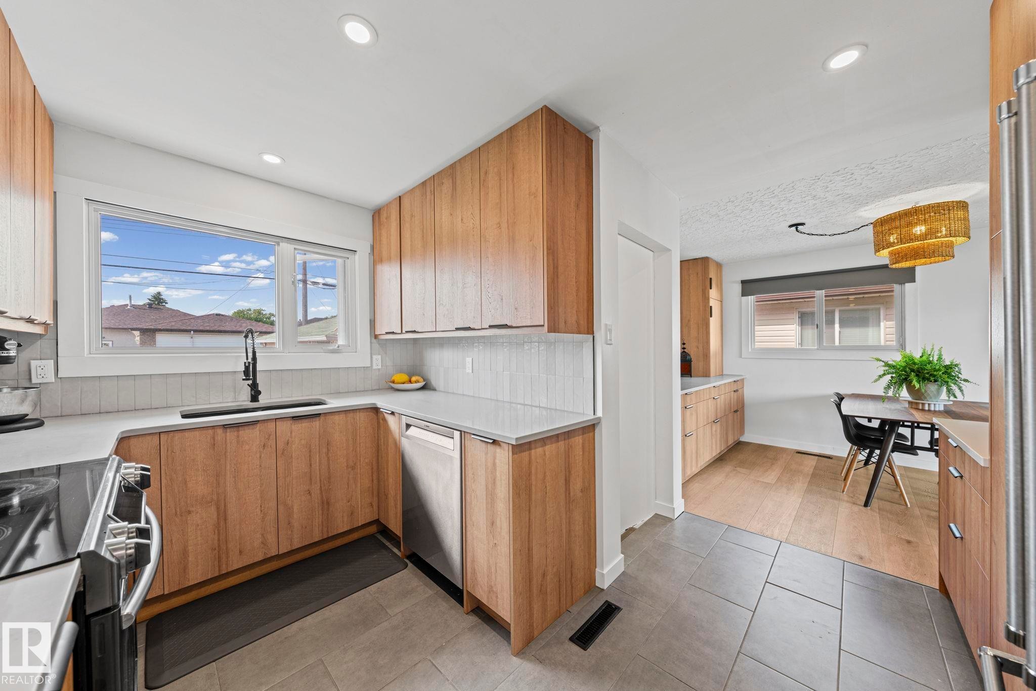 5707 95 Avenue Nw, Edmonton, AB - Indoor Photo Showing Kitchen