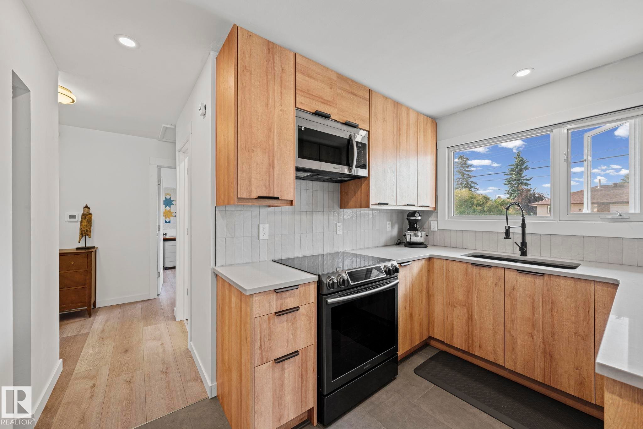 5707 95 Avenue Nw, Edmonton, AB - Indoor Photo Showing Kitchen