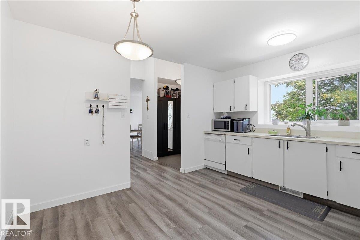 116 Cameron Crescent, Wetaskiwin, AB - Indoor Photo Showing Kitchen