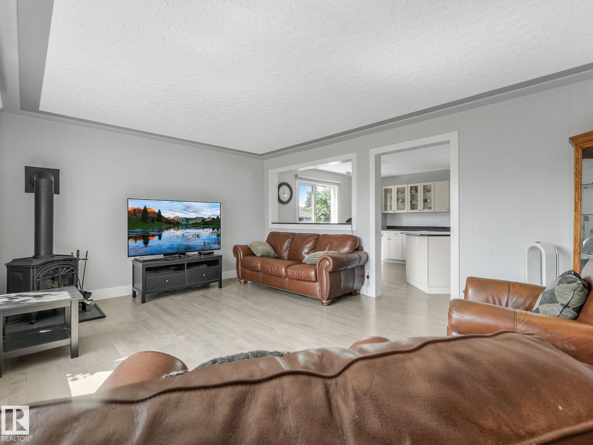 9528 54 Street Nw, Edmonton, AB - Indoor Photo Showing Living Room