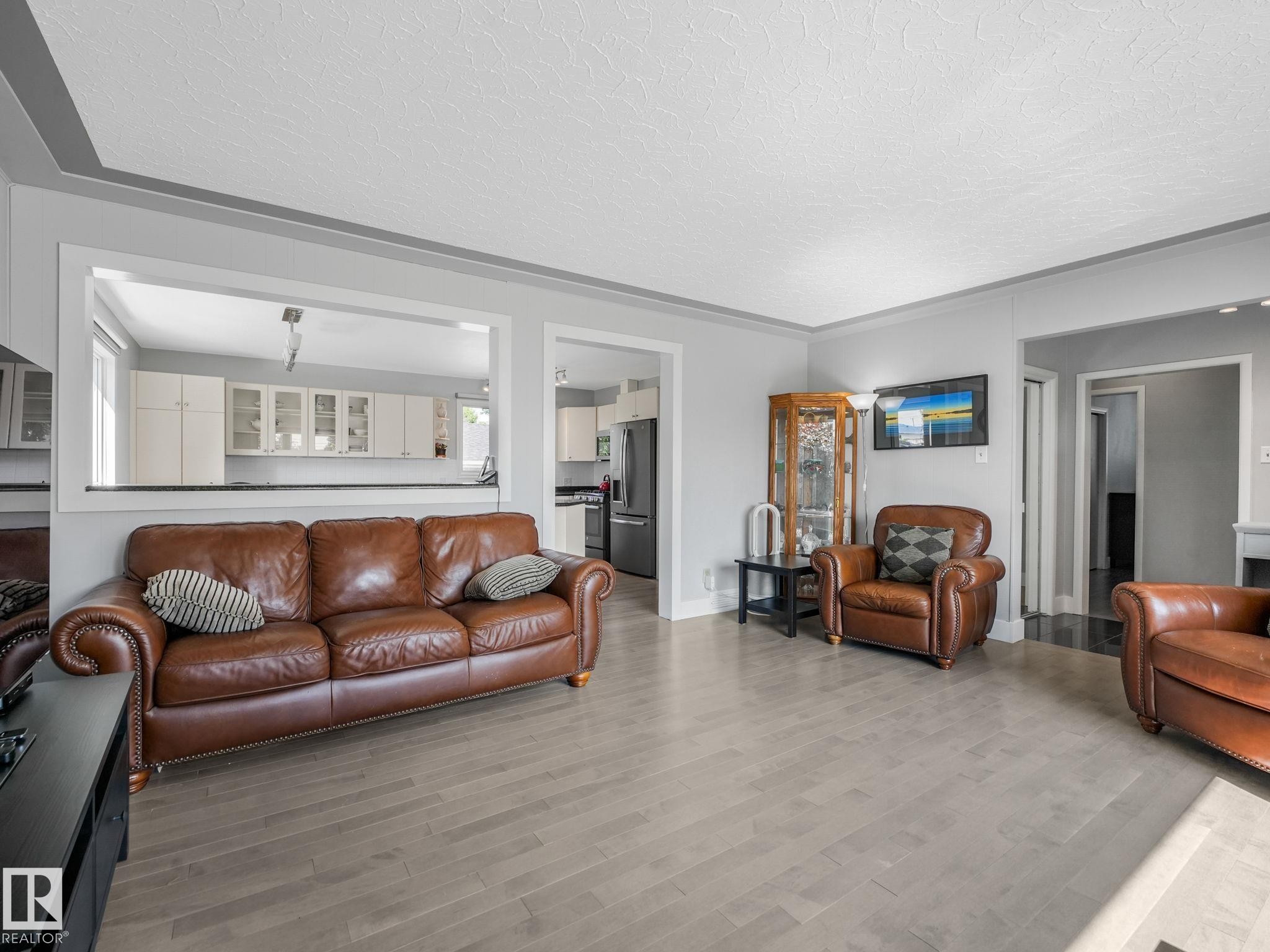 9528 54 Street Nw, Edmonton, AB - Indoor Photo Showing Living Room
