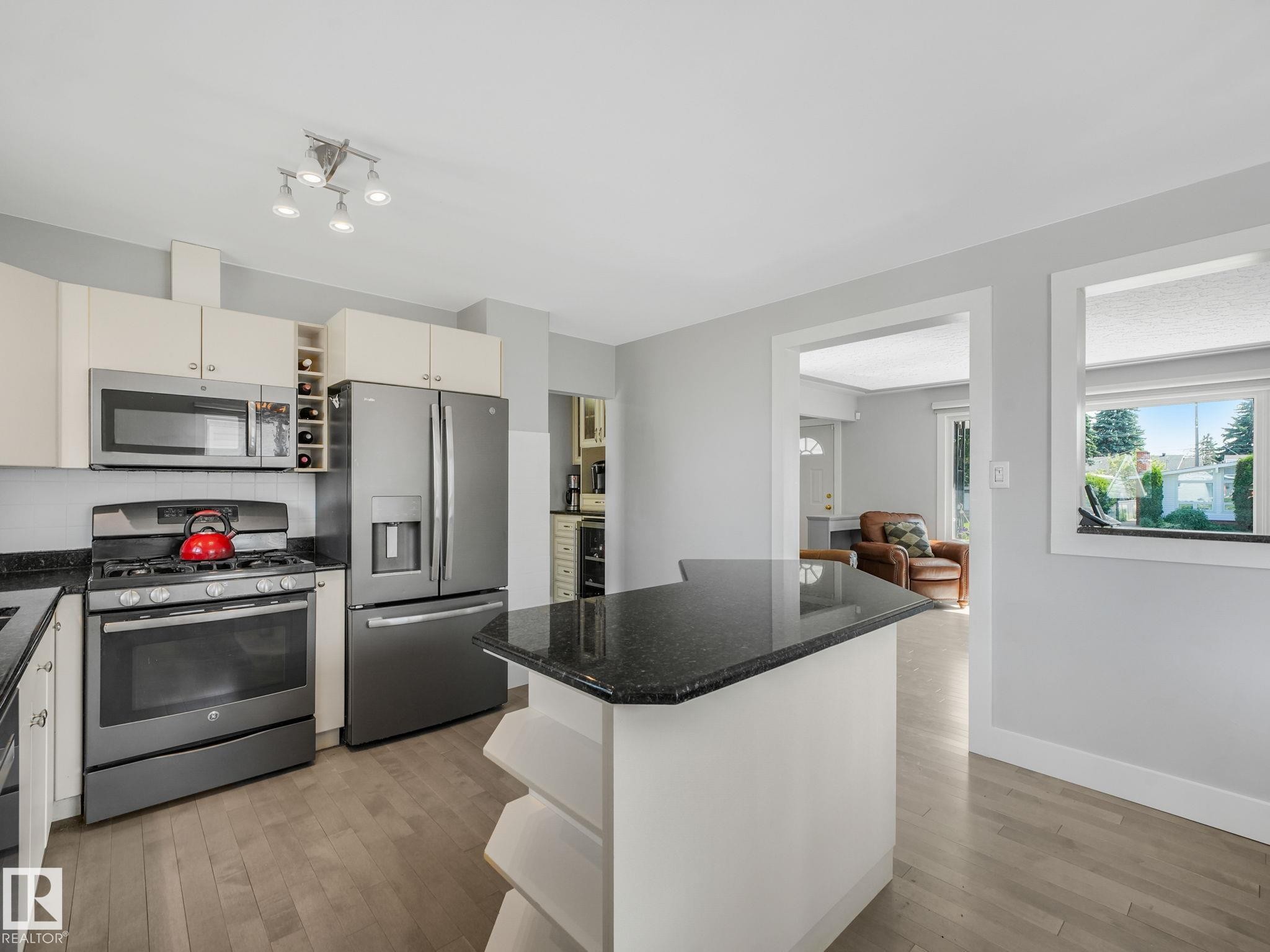 9528 54 Street Nw, Edmonton, AB - Indoor Photo Showing Kitchen