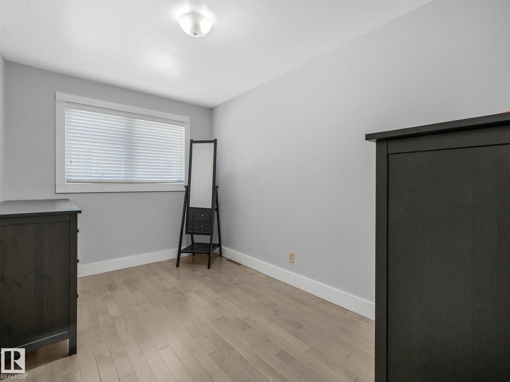 9528 54 Street Nw, Edmonton, AB - Indoor