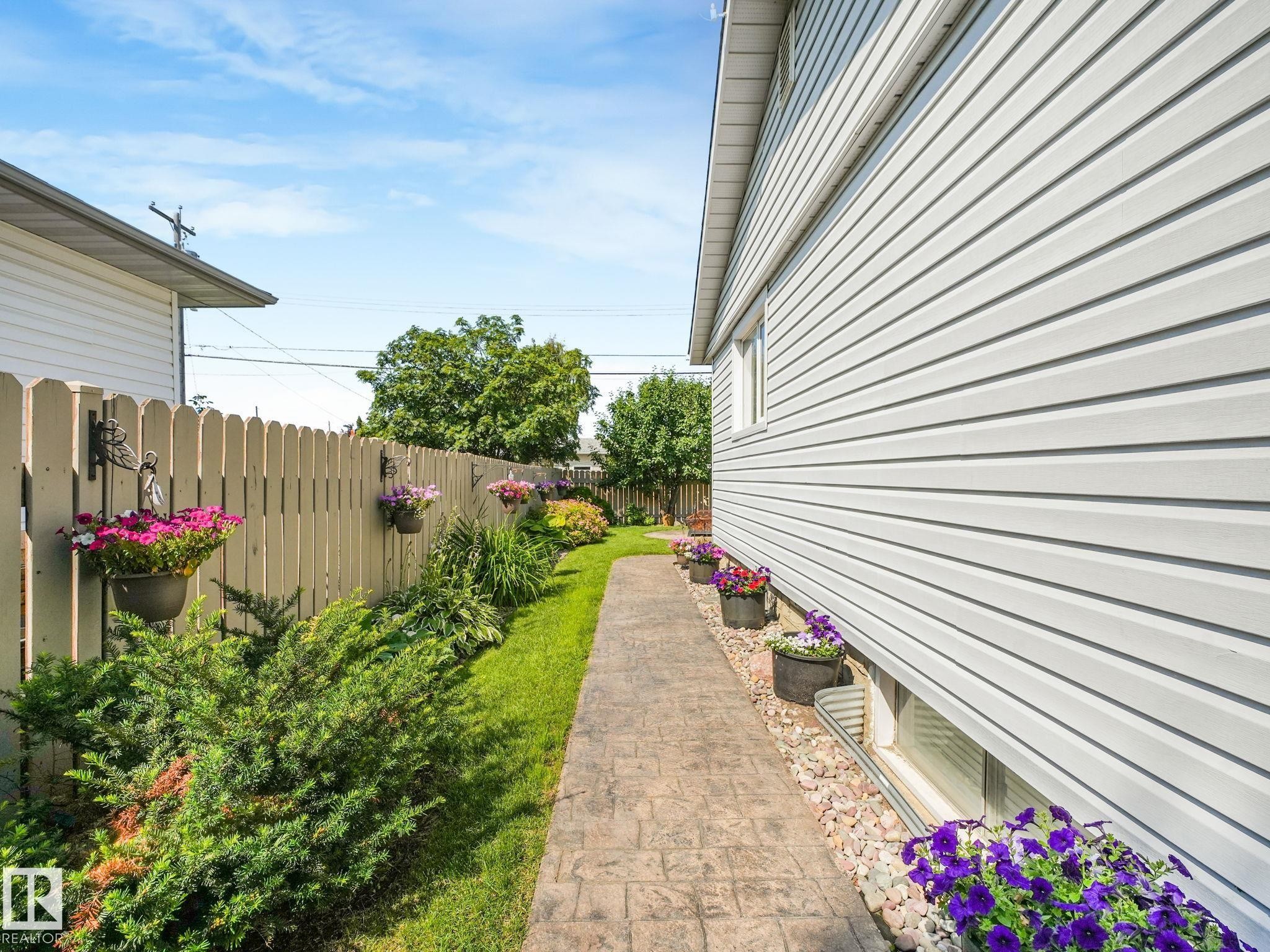 9528 54 Street Nw, Edmonton, AB - Outdoor With Exterior