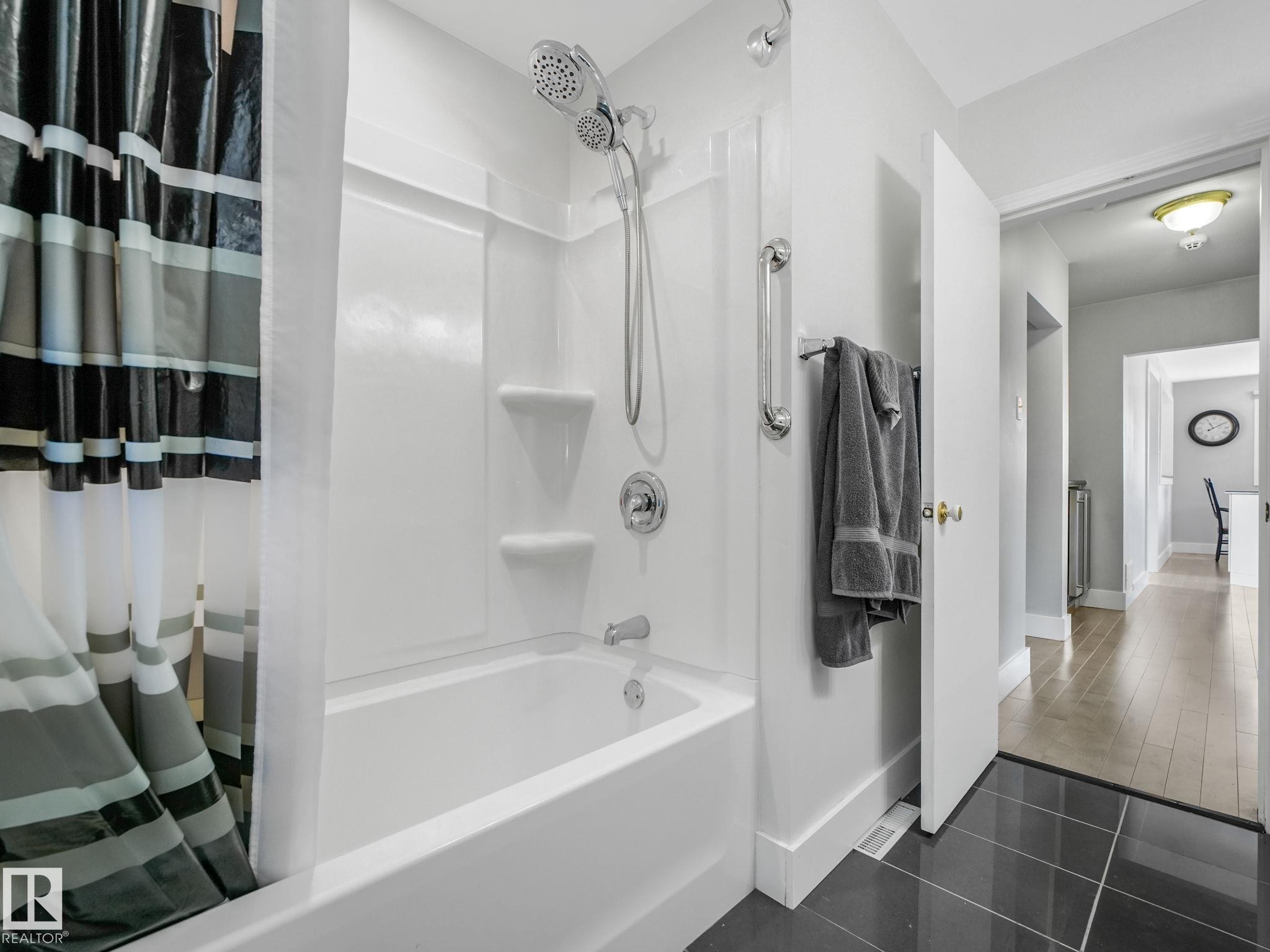 9528 54 Street Nw, Edmonton, AB - Indoor Photo Showing Bathroom