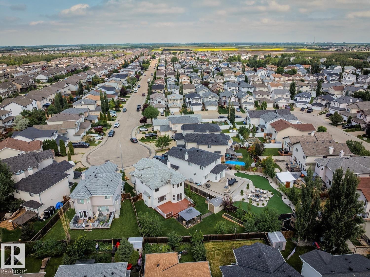 Aerial perspective of a residential neighborhood featuring detached properties with various architectural styles - 16765 119 Street Nw, Edmonton, AB