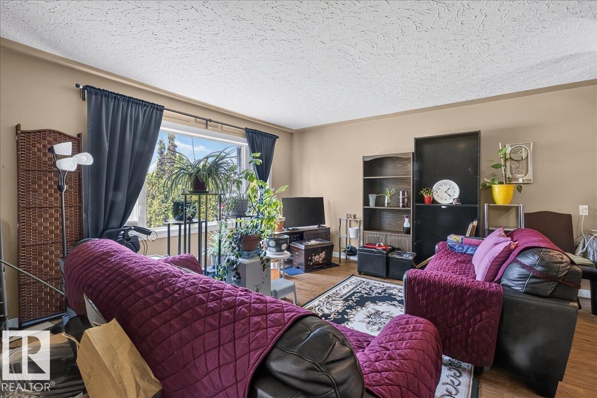 13411 101 Street Nw, Edmonton, AB - Indoor Photo Showing Living Room
